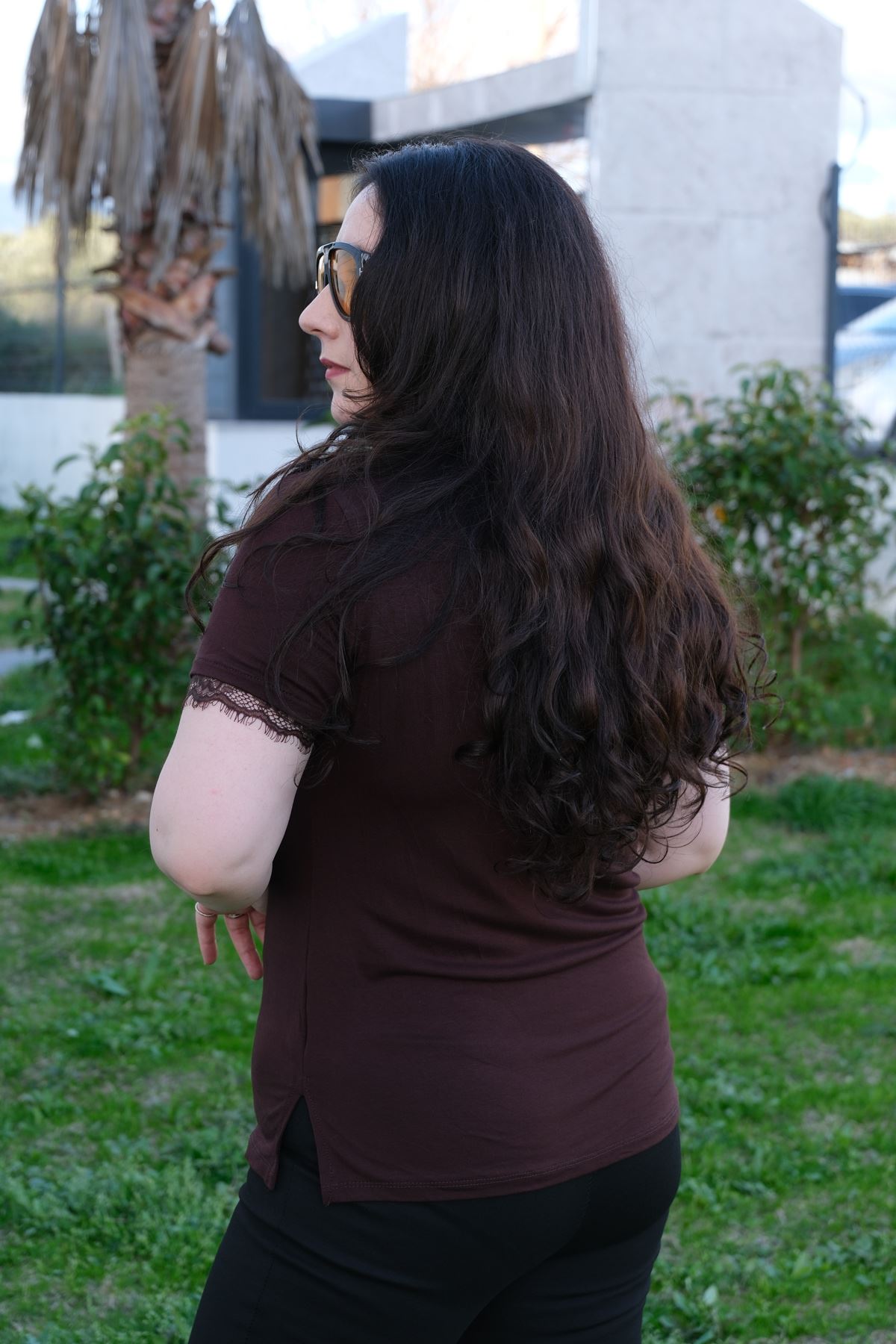 RENKTE GENİŞ KESİM DANTEL DETAYLI KISA KOLLU KAHVERENGİ BLUZ