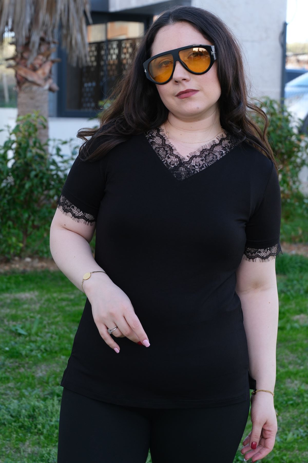 RENKTE GENİŞ KESİM DANTEL DETAYLI KISA KOLLU SİYAH BLUZ