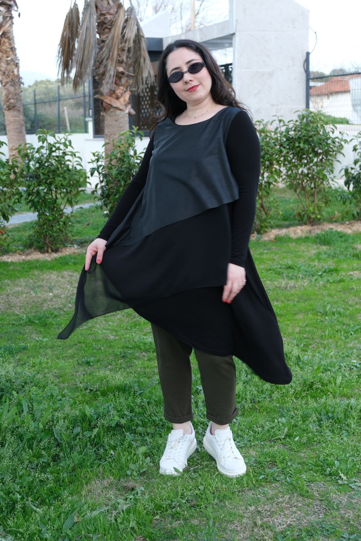 RENKTE GENİŞ KESİM ASİMETRİK DERİ DETAYLI TUNİK