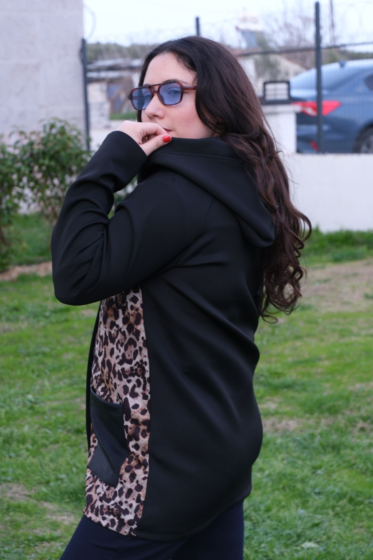 RENKTE GENİŞ KESİM KOYU LEOPAR DETAY DERİ CEPLİ CEKET