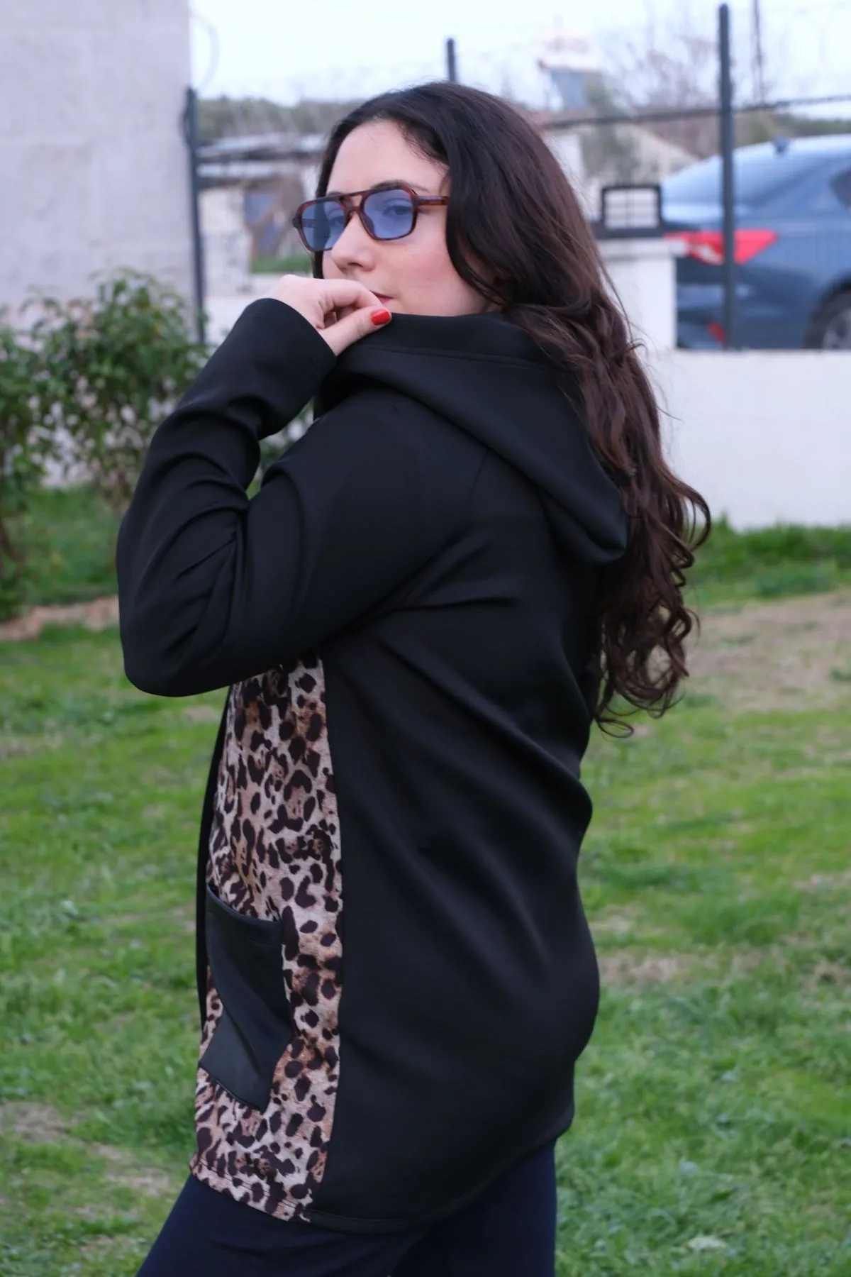 RENKTE GENİŞ KESİM KOYU LEOPAR DETAY DERİ CEPLİ CEKET