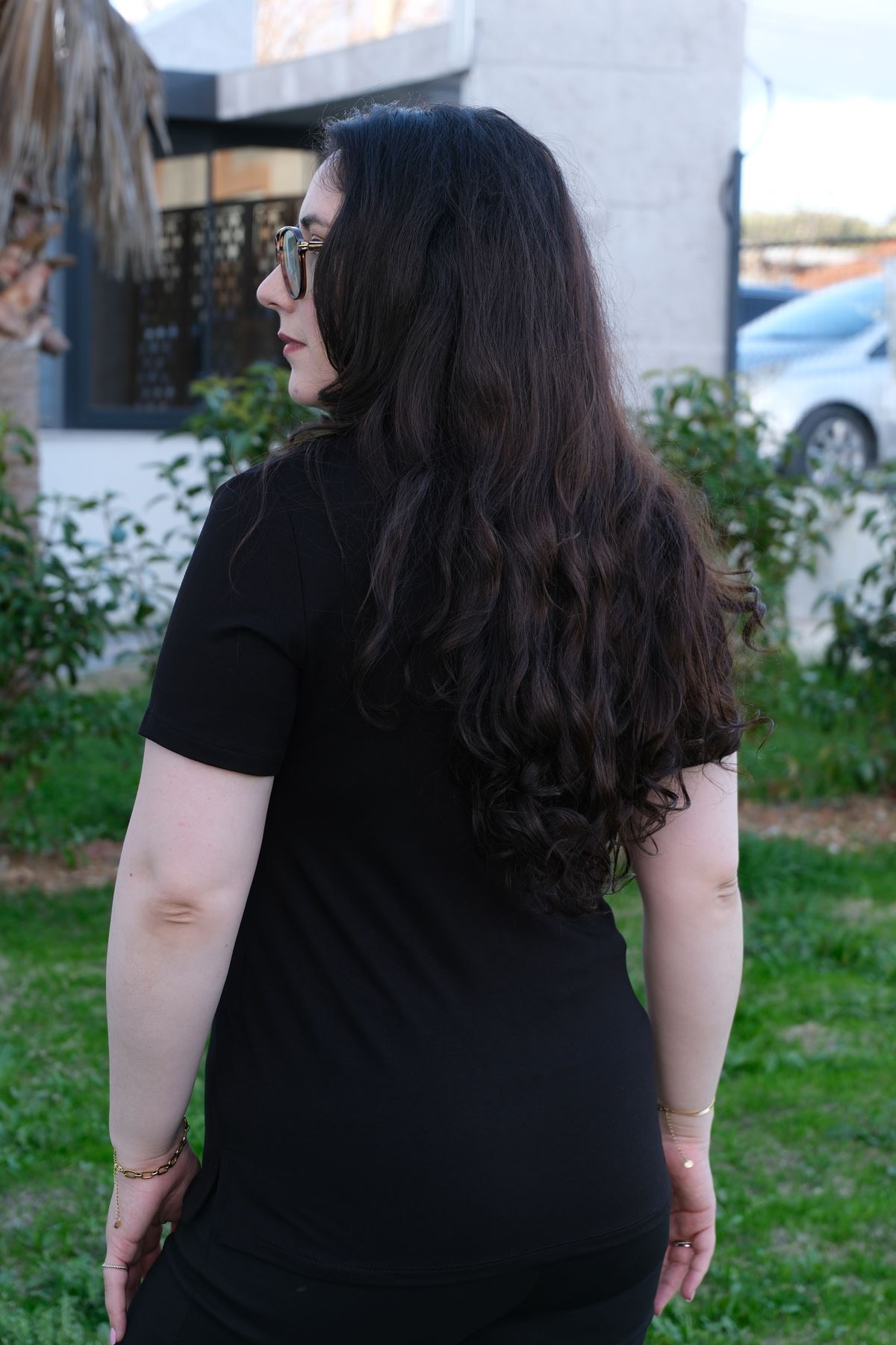 RENKTE SİYAH GENİŞ KESİM V YAKA PAMUKLU ESNEK BLUZ