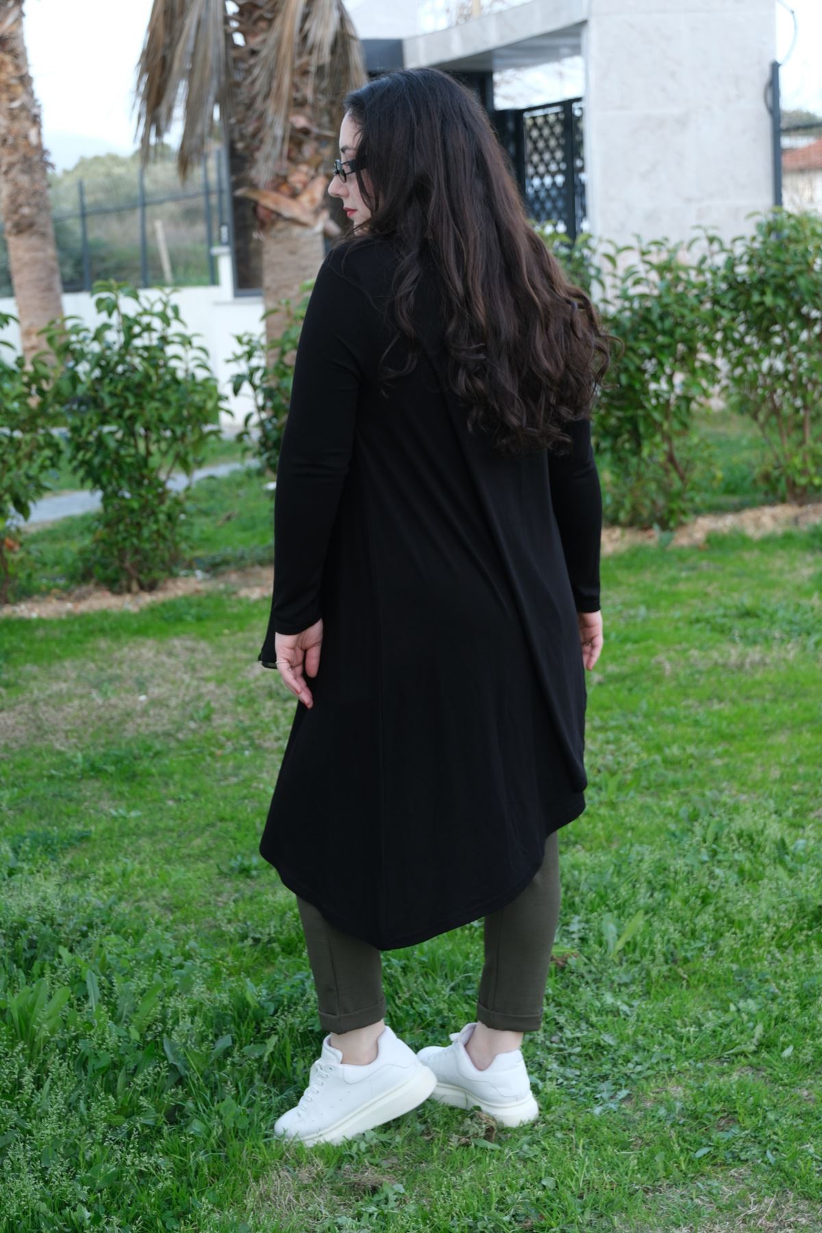 RENKTE GENİŞ KESİM ASİMETRİK DERİ DETAYLI TUNİK