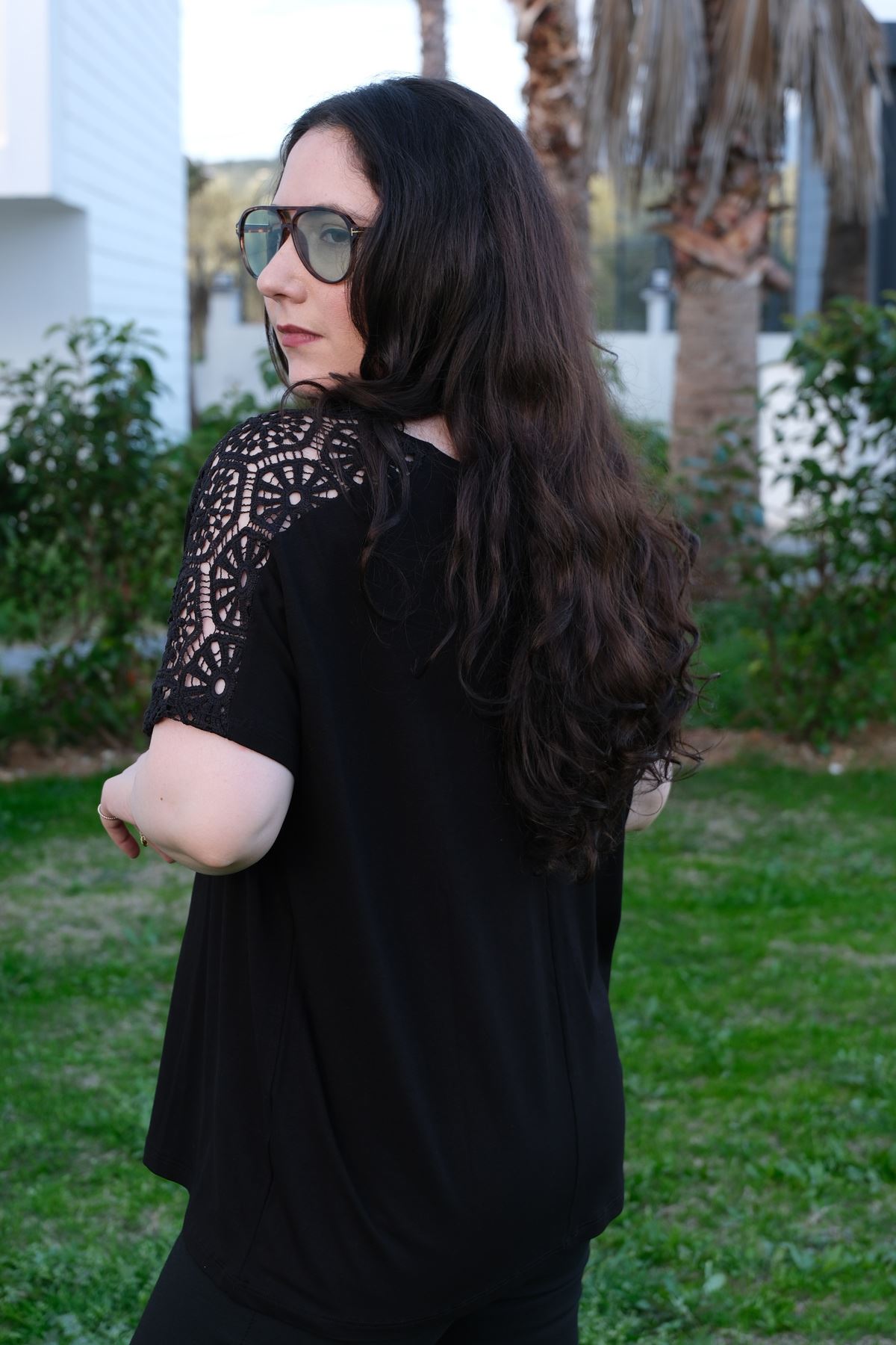 RENKTE GENİŞ KESİM OMUZU VE CEBİ DANTEL ÖRGÜLÜ SİYAH BLUZ