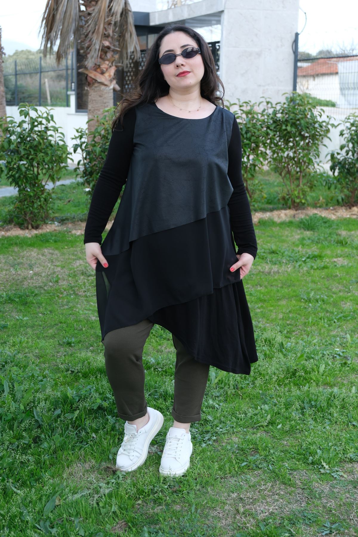 RENKTE GENİŞ KESİM ASİMETRİK DERİ DETAYLI TUNİK