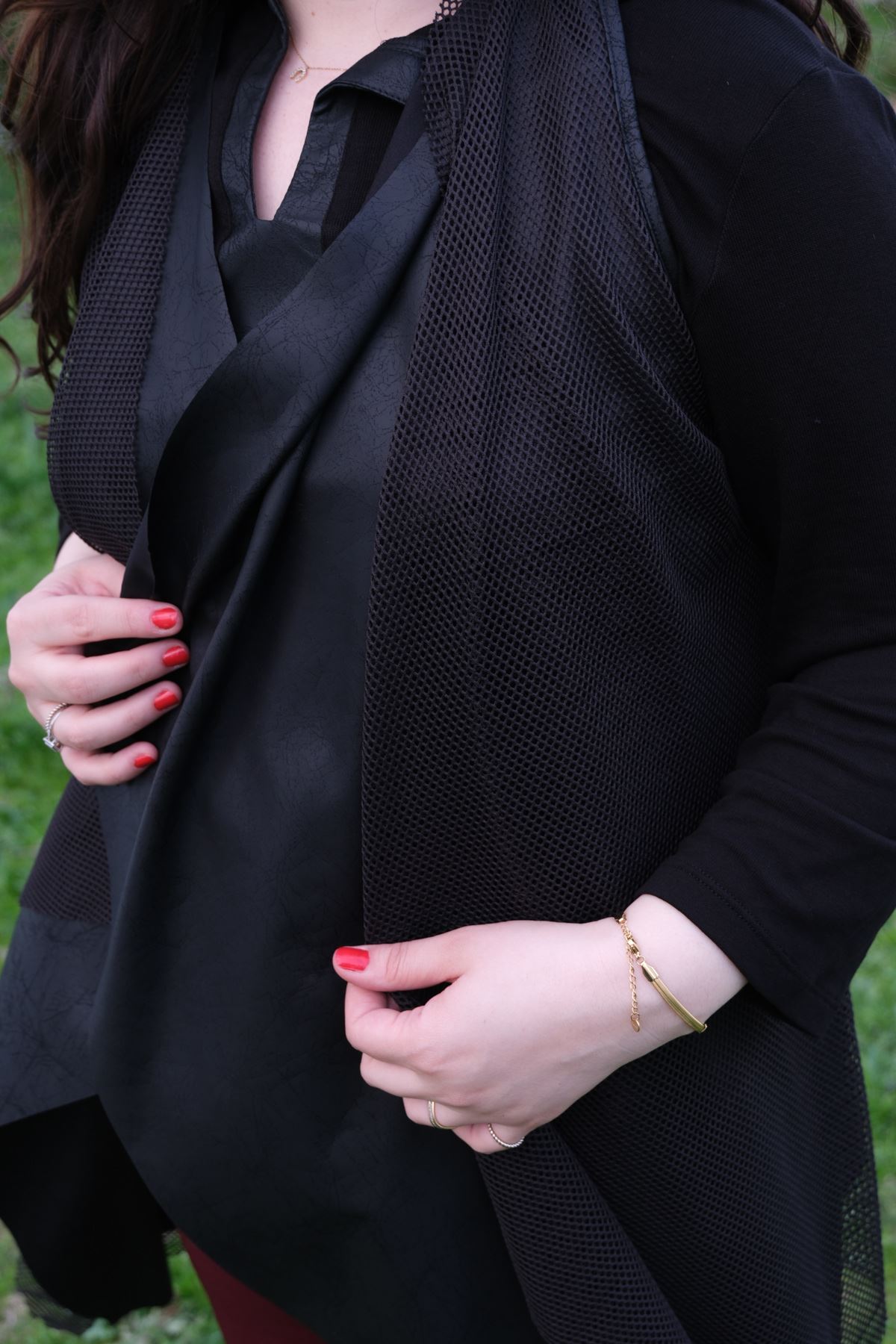 RENKTE GENİŞ KESİM FİLE GARNİLİ DERİ YELEK