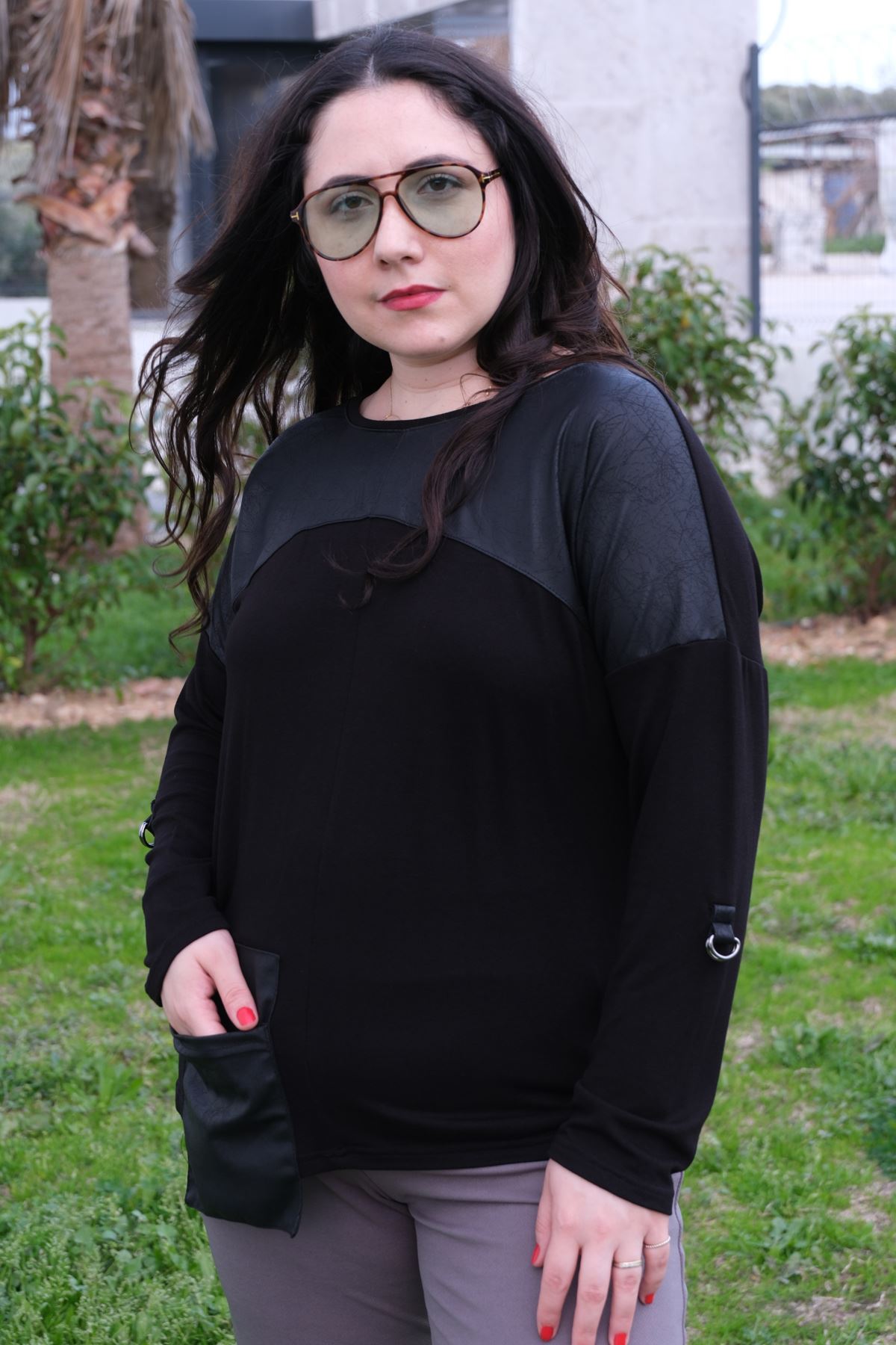 RENKTE GENİŞ KESİM DERİ DETAY HALKALI BLUZ