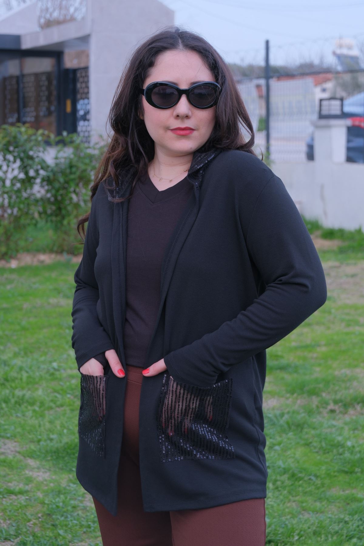 RENKTE GENİŞ KESİM KAPŞONLU VE CEPLERİ PULLU CEKET