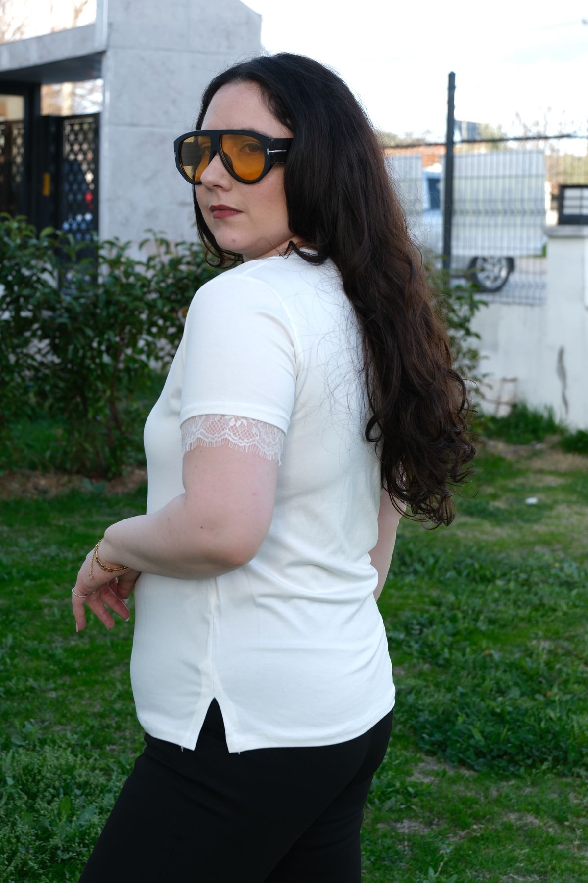 RENKTE GENİŞ KESİM DANTEL DETAYLI KISA KOLLU BEYAZ BLUZ