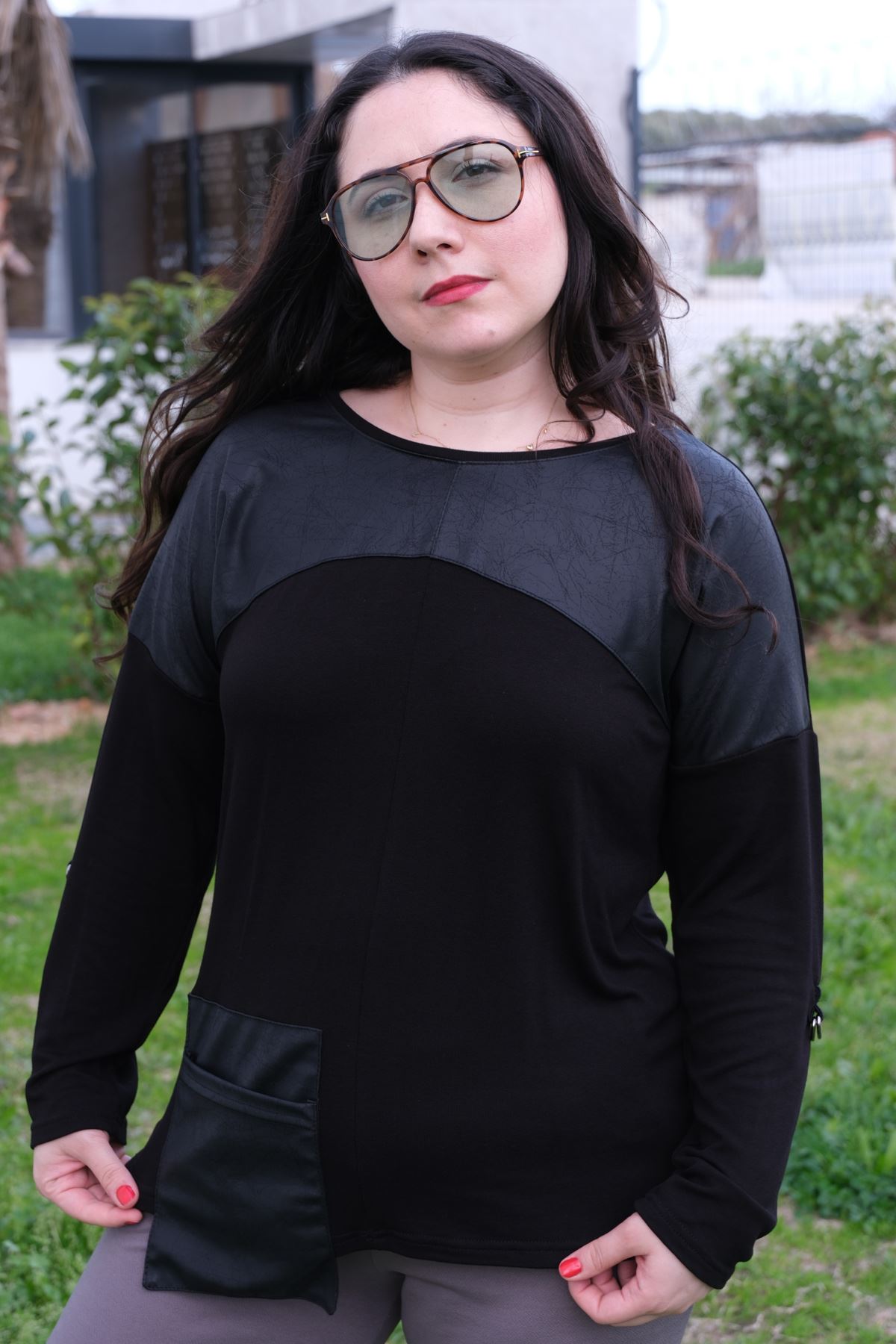 RENKTE GENİŞ KESİM DERİ DETAY HALKALI BLUZ