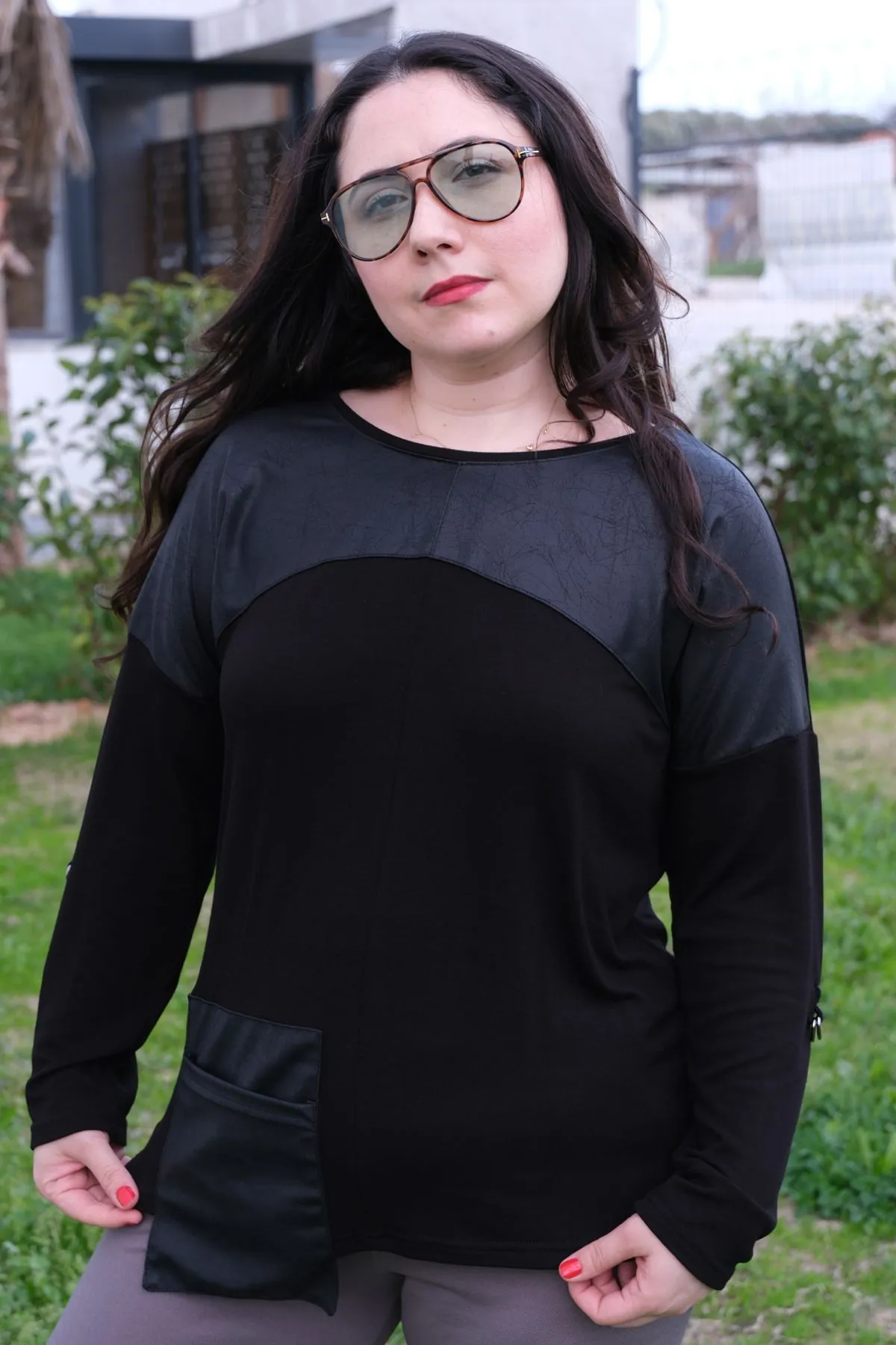 RENKTE GENİŞ KESİM DERİ DETAY HALKALI BLUZ
