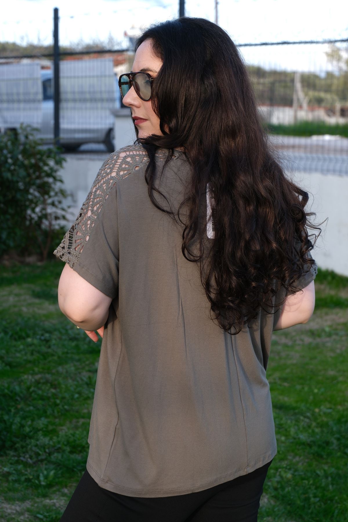 RENKTE GENİŞ KESİM OMUZU VE CEBİ DANTEL ÖRGÜLÜ HAKİ BLUZ