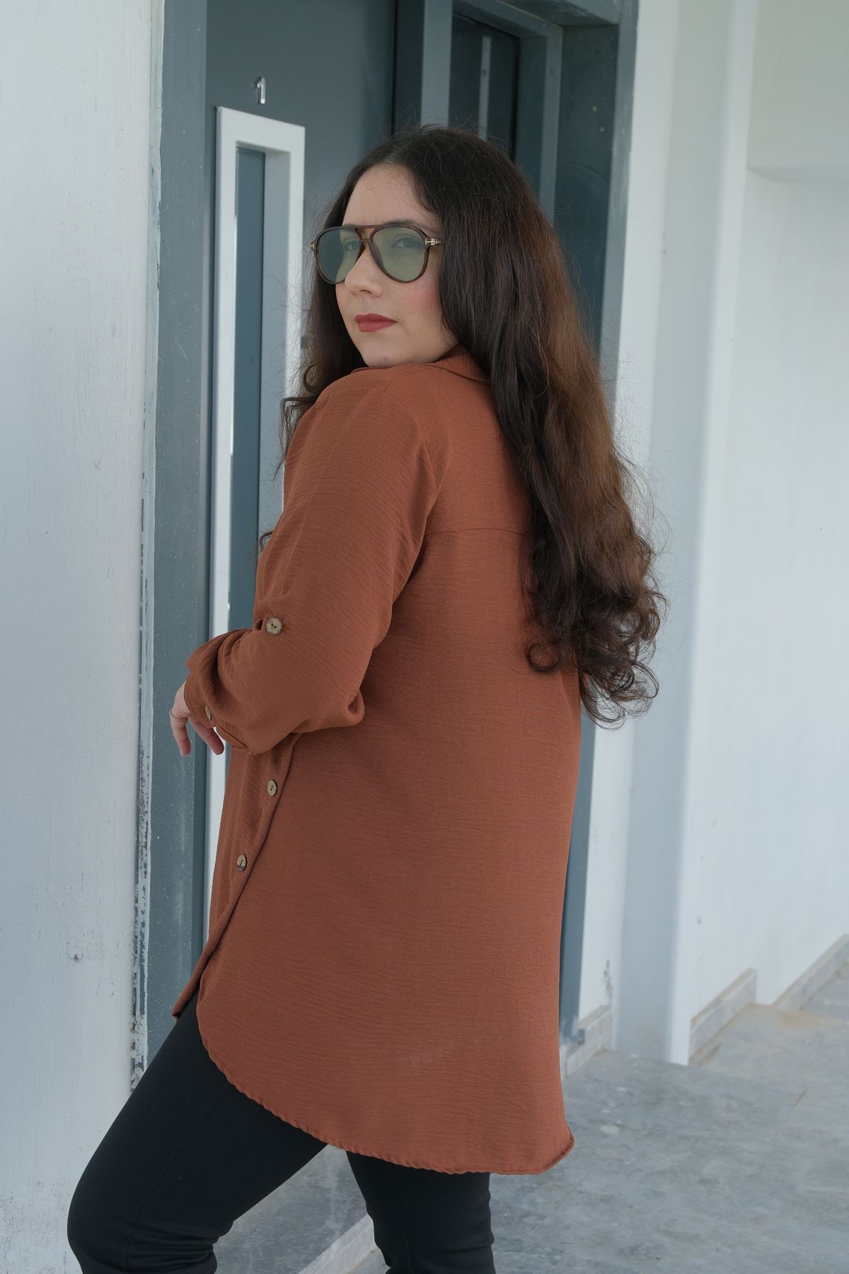 RENKTE BÜYÜK BEDEN YANLARI PATLI DÜĞMELİ TABA GÖMLEK