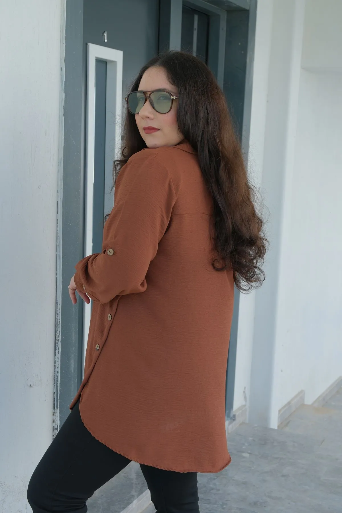 RENKTE BÜYÜK BEDEN YANLARI PATLI DÜĞMELİ TABA GÖMLEK