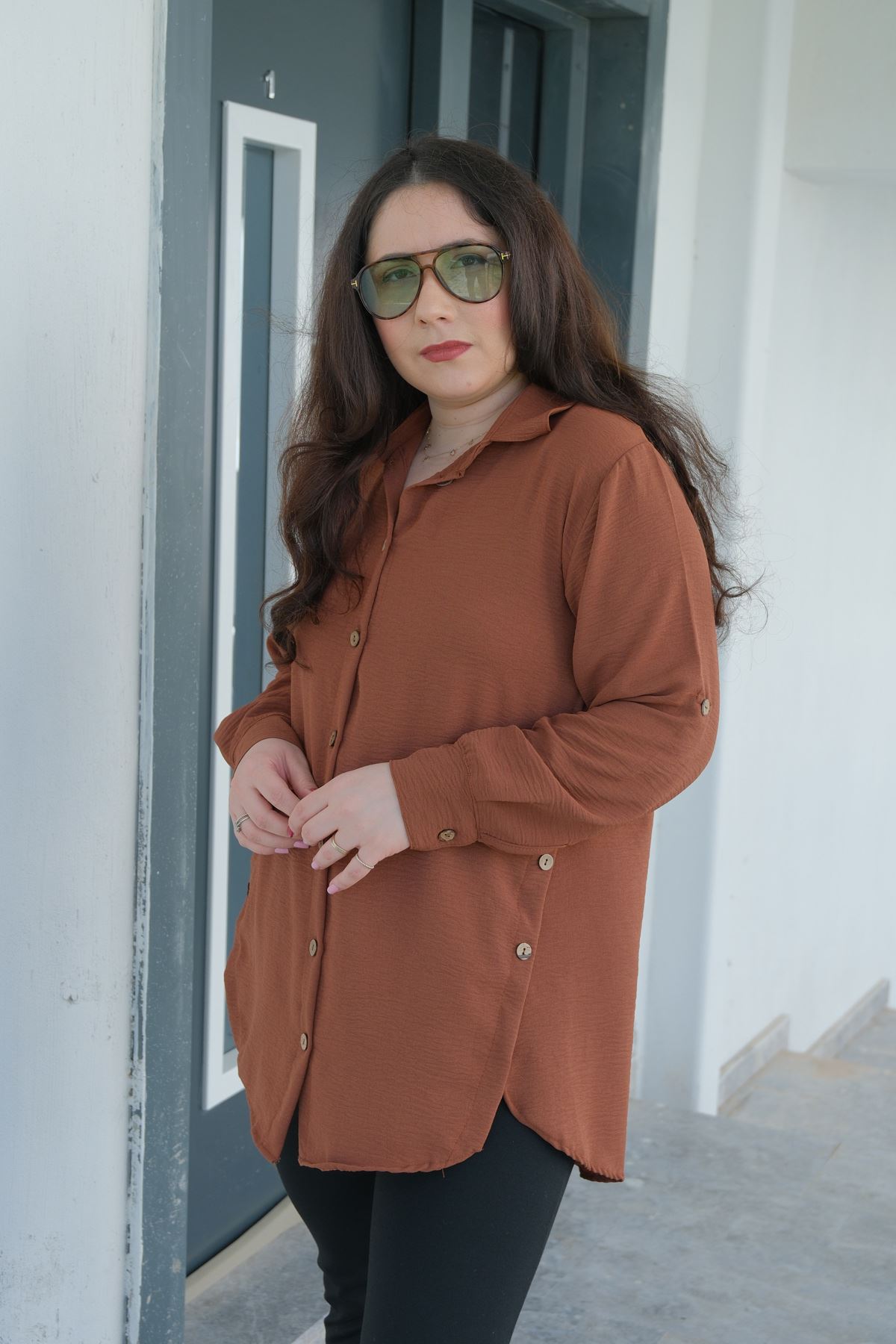 RENKTE BÜYÜK BEDEN YANLARI PATLI DÜĞMELİ TABA GÖMLEK