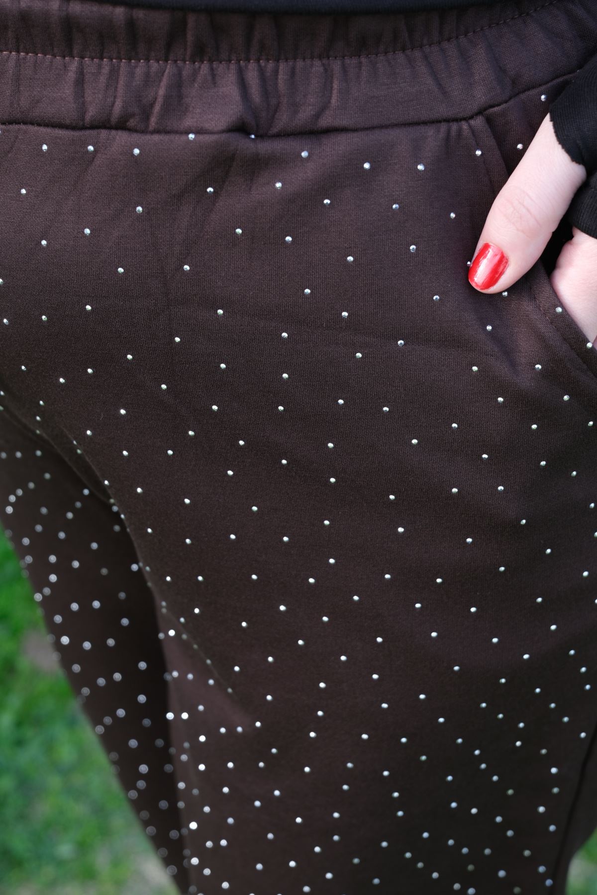 RENKTE BÜYÜK BEDEN TAŞLI MODAL KAHVERENGİ EŞOFMAN ALTI