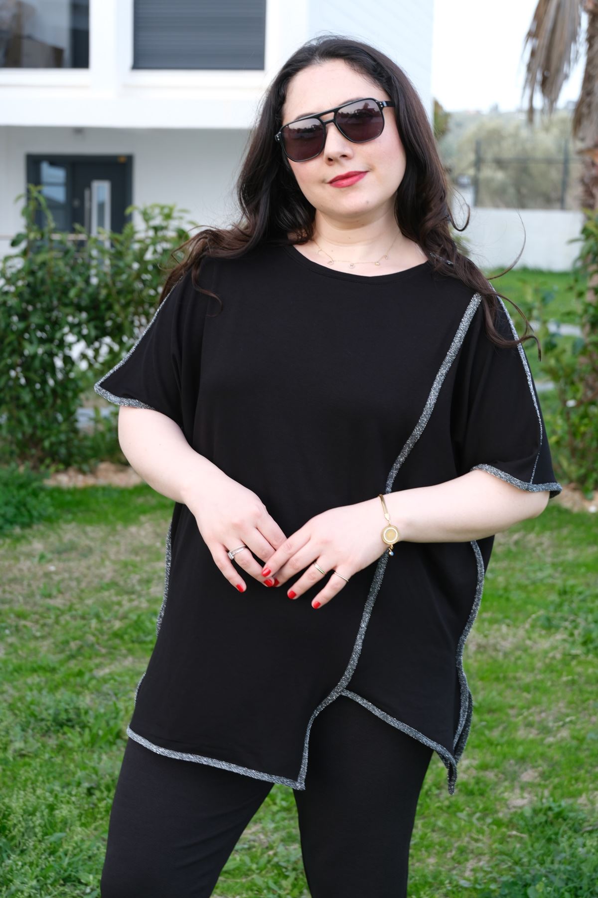 RENKTE GENİŞ KESİM SİMLİ BİYE DETAY BLUZ