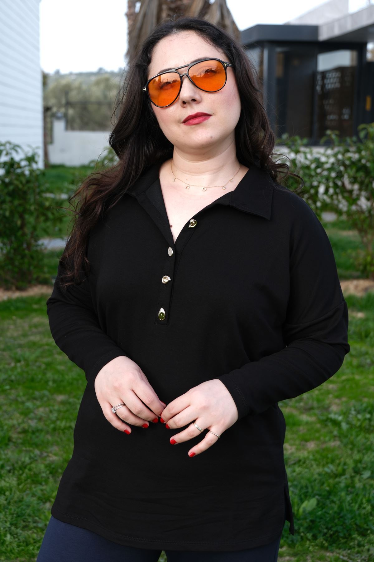 RENKTE GENİŞ KESİM GOLD DÜĞMELİ YAKALI SİYAH BLUZ