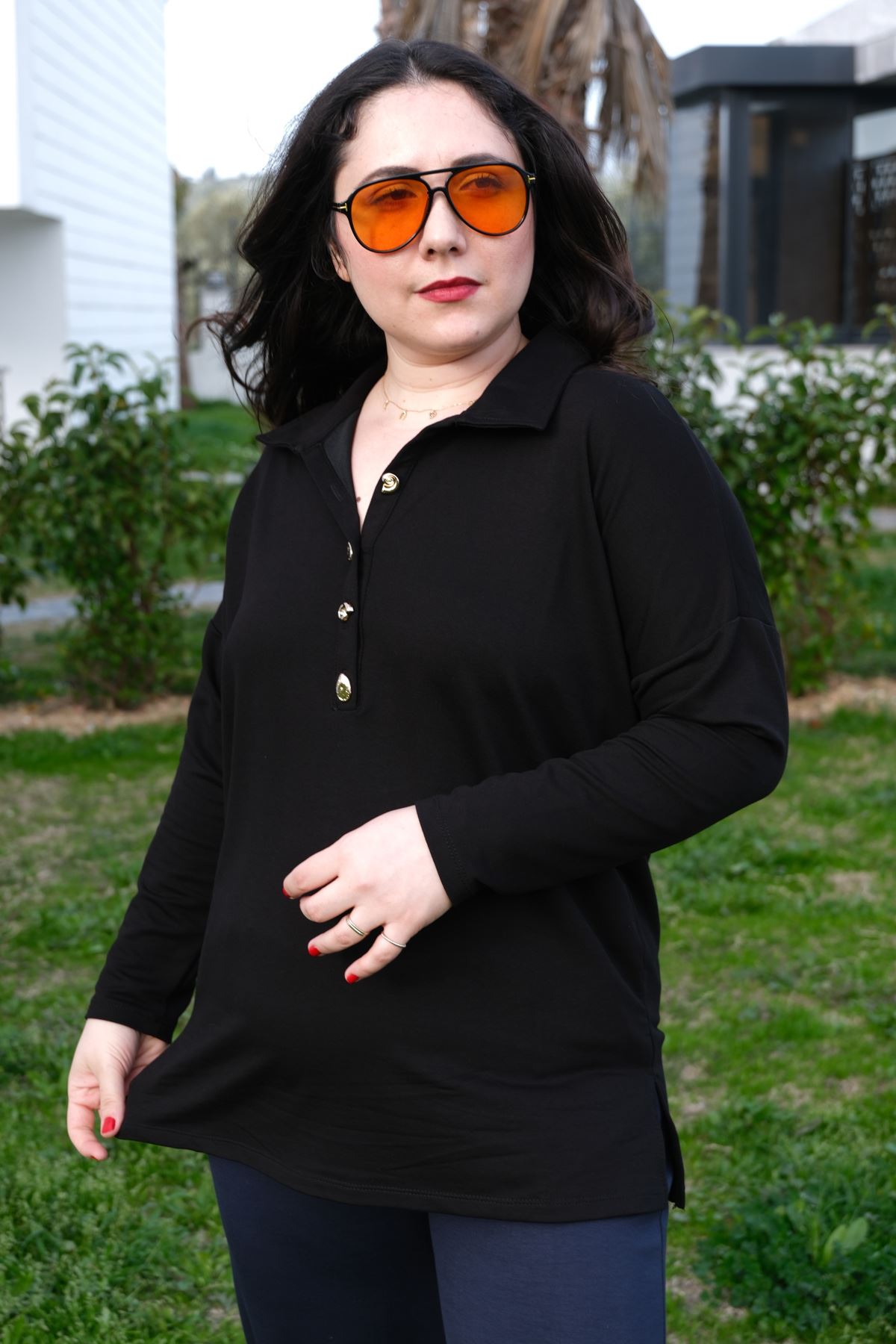 RENKTE GENİŞ KESİM GOLD DÜĞMELİ YAKALI SİYAH BLUZ