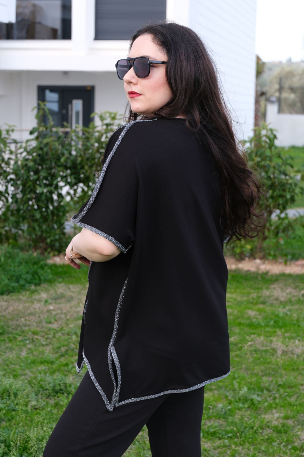 RENKTE GENİŞ KESİM SİMLİ BİYE DETAY BLUZ