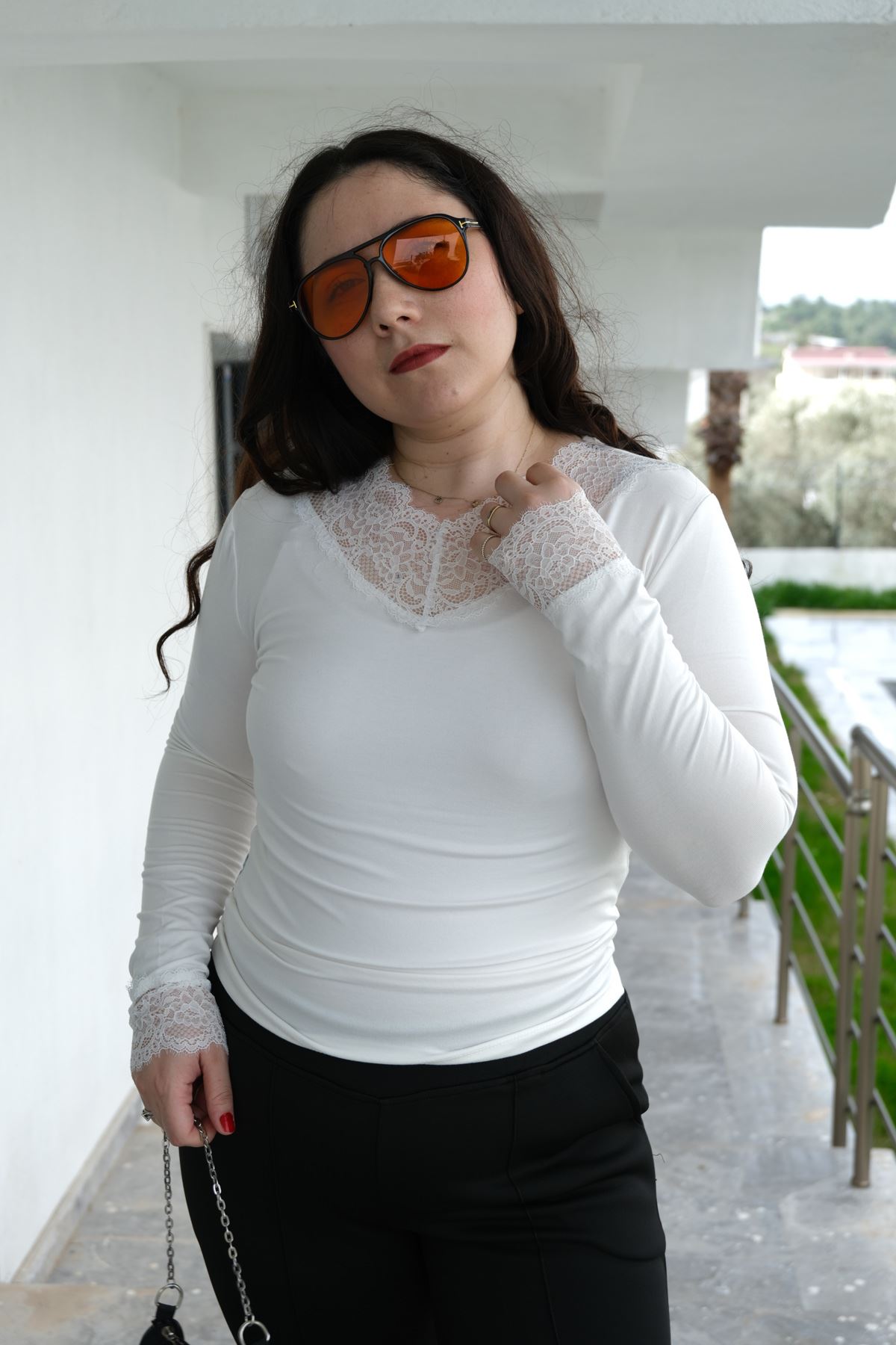 RENKTE GENİŞ KESİM YAKASI DANTELLİ BEYAZ BLUZ