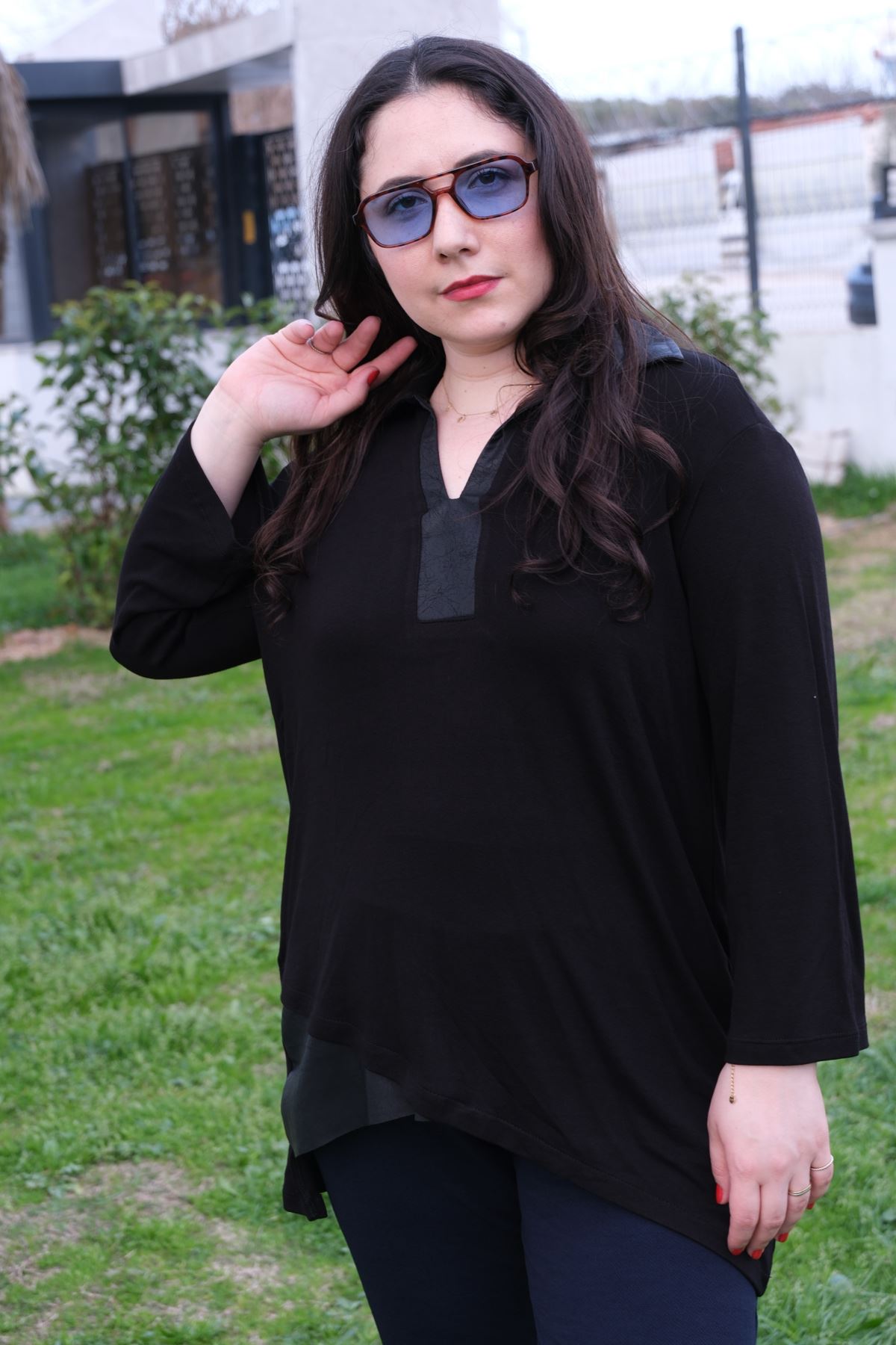 RENKTE GENİŞ KESİM ÖNÜ DERİ GARNİLİ SİYAH TUNİK