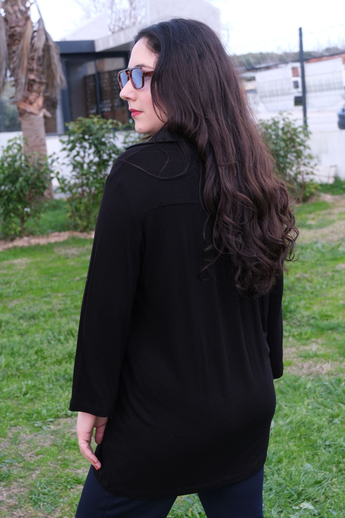 RENKTE GENİŞ KESİM ÖNÜ DERİ GARNİLİ SİYAH TUNİK