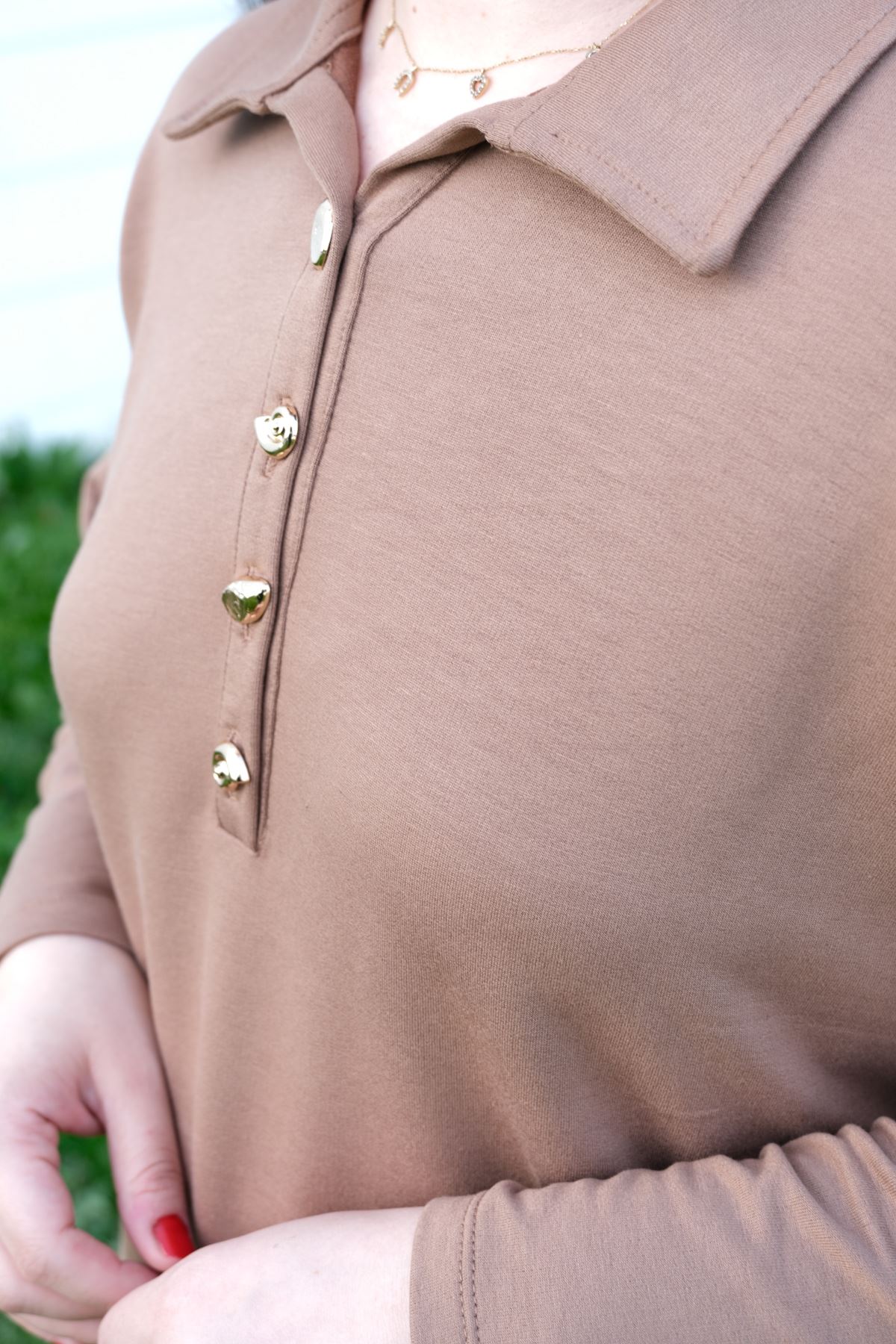 RENKTE GENİŞ KESİM GOLD DÜĞMELİ YAKALI KAHVE BLUZ