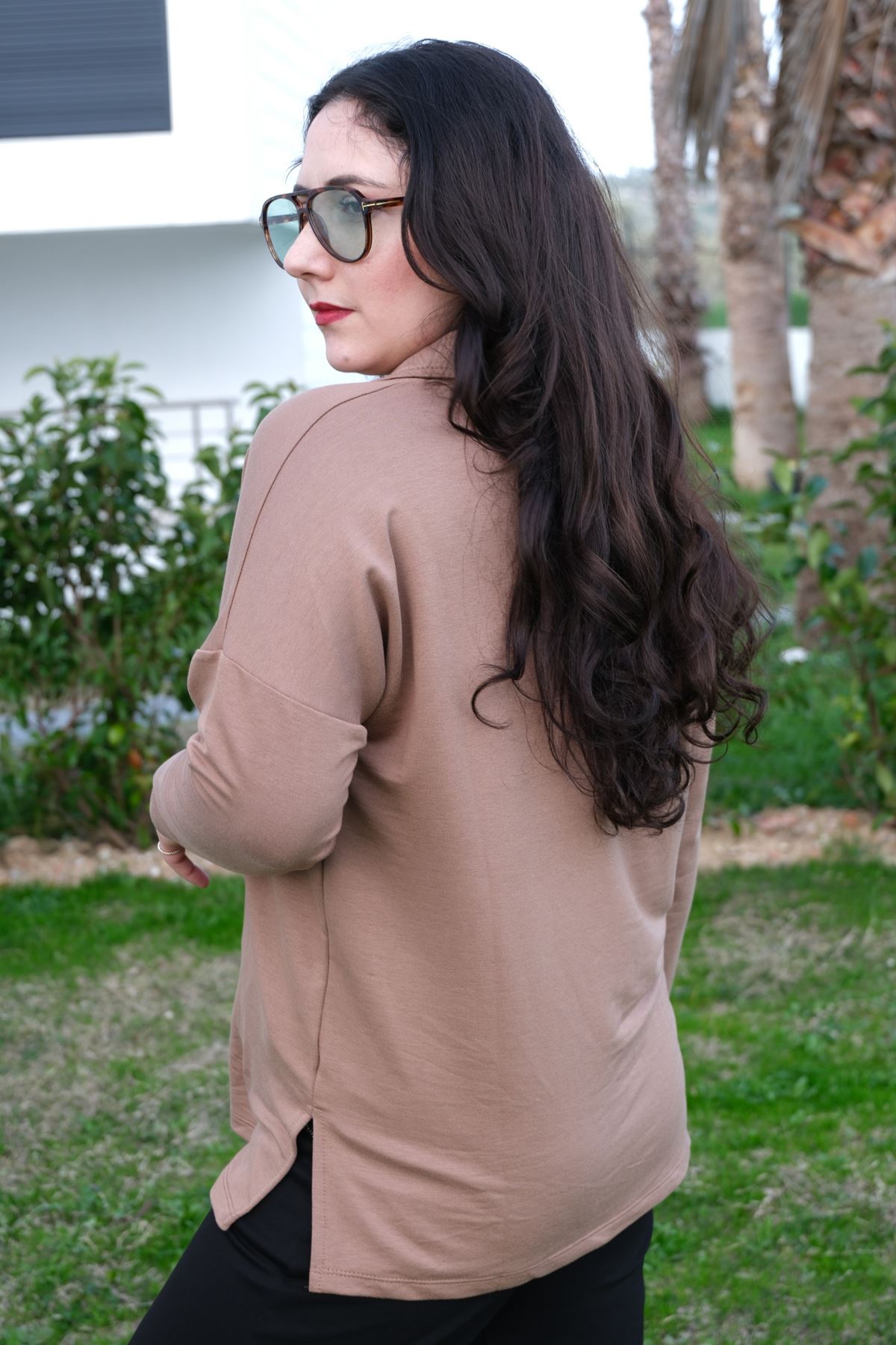 RENKTE GENİŞ KESİM GOLD DÜĞMELİ YAKALI KAHVE BLUZ