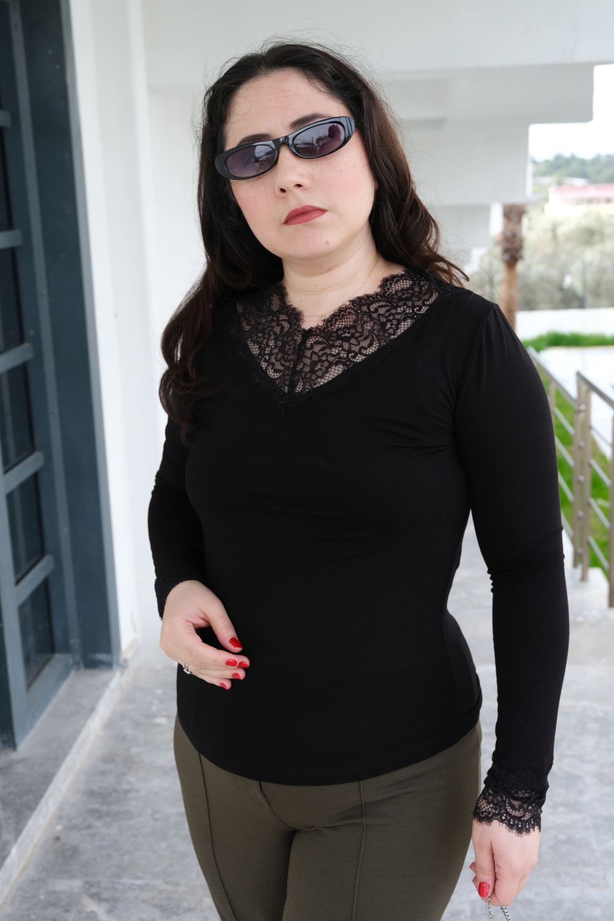 RENKTE GENİŞ KESİM YAKASI DANTELLİ SİYAH BLUZ