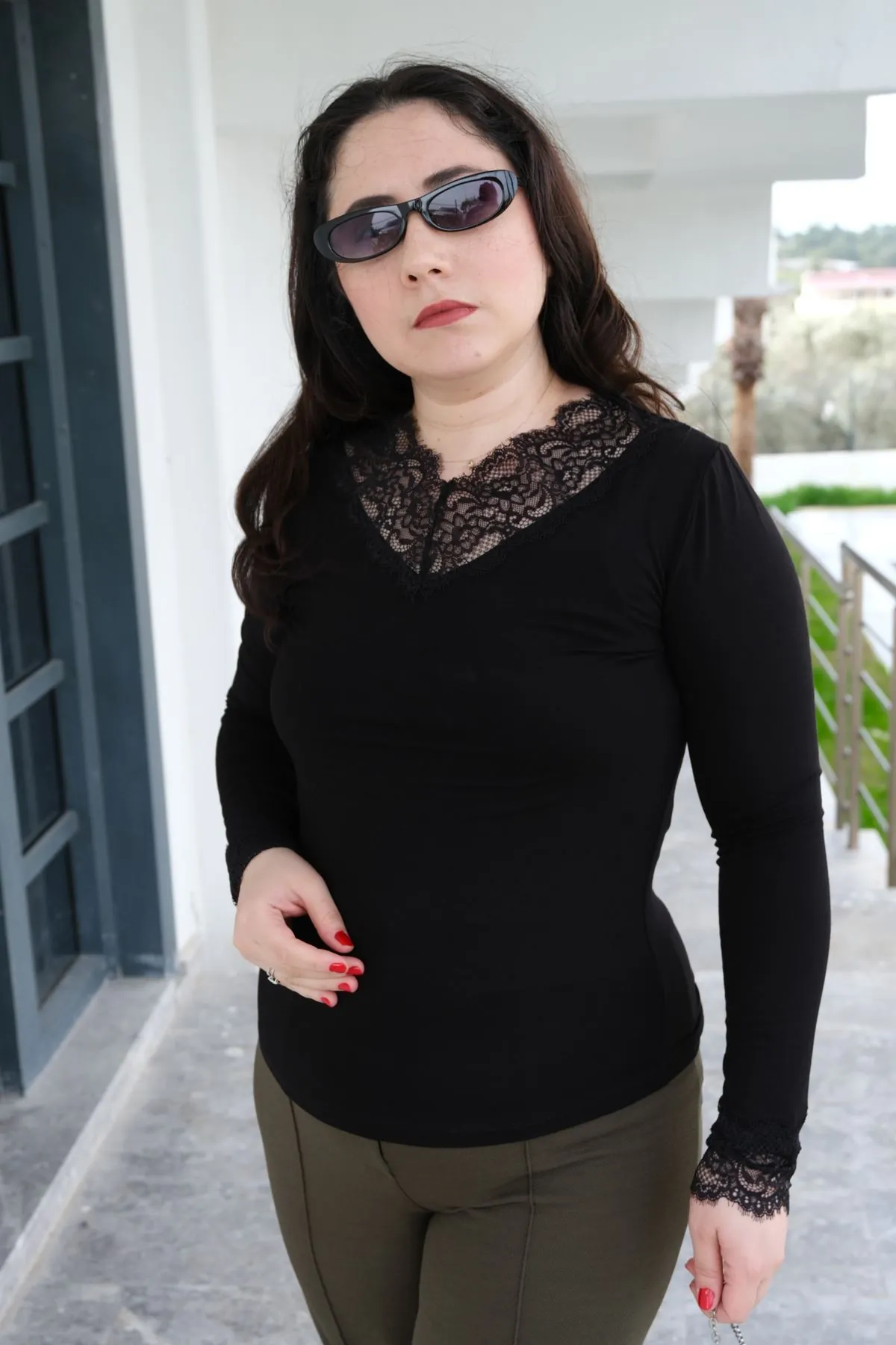 RENKTE GENİŞ KESİM YAKASI DANTELLİ SİYAH BLUZ