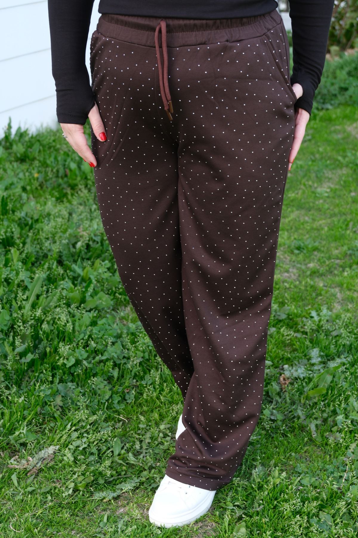 RENKTE BÜYÜK BEDEN TAŞLI MODAL KAHVERENGİ EŞOFMAN ALTI