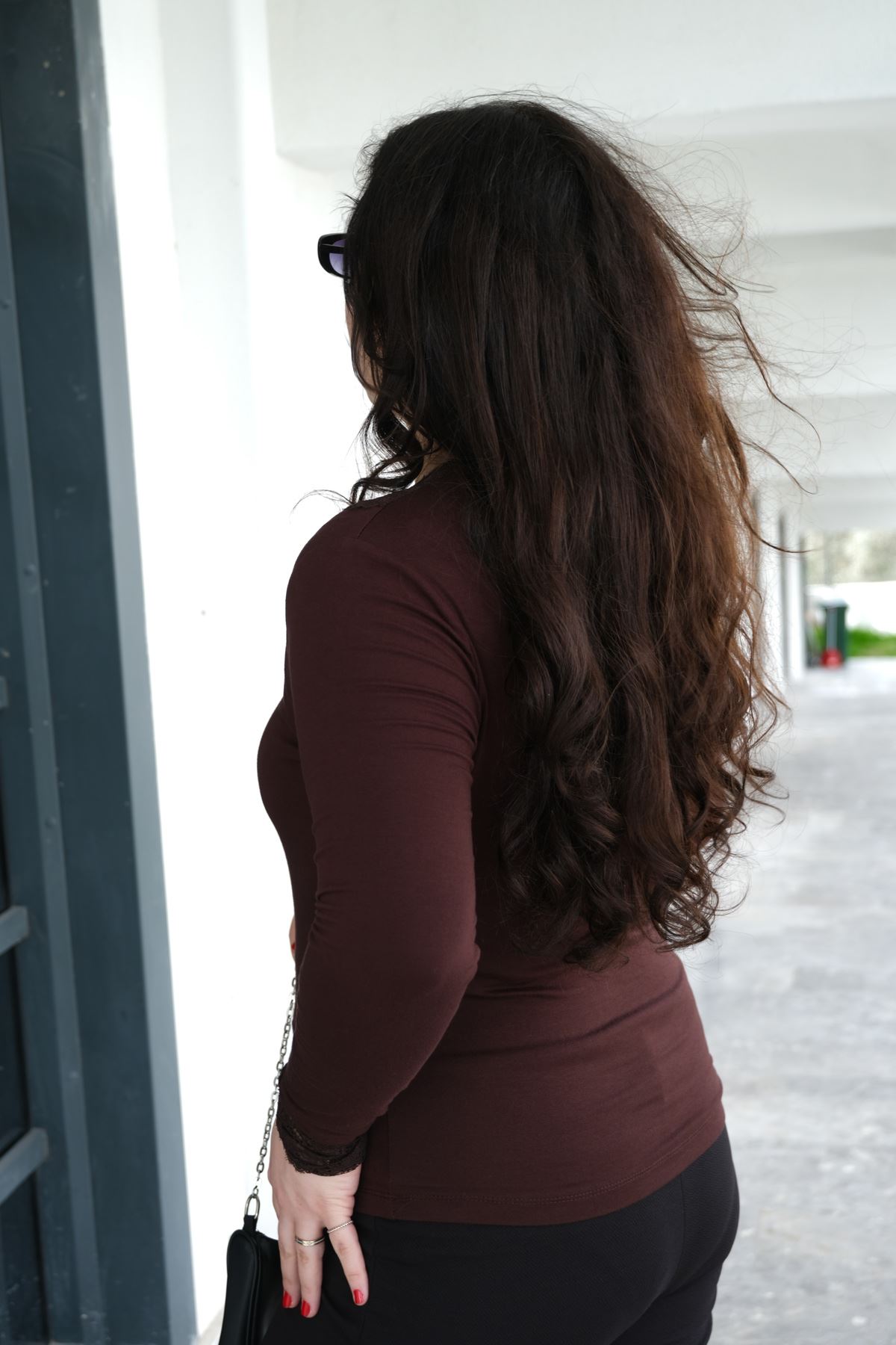 RENKTE GENİŞ KESİM YAKASI DANTELLİ KAHVERENGİ BLUZ