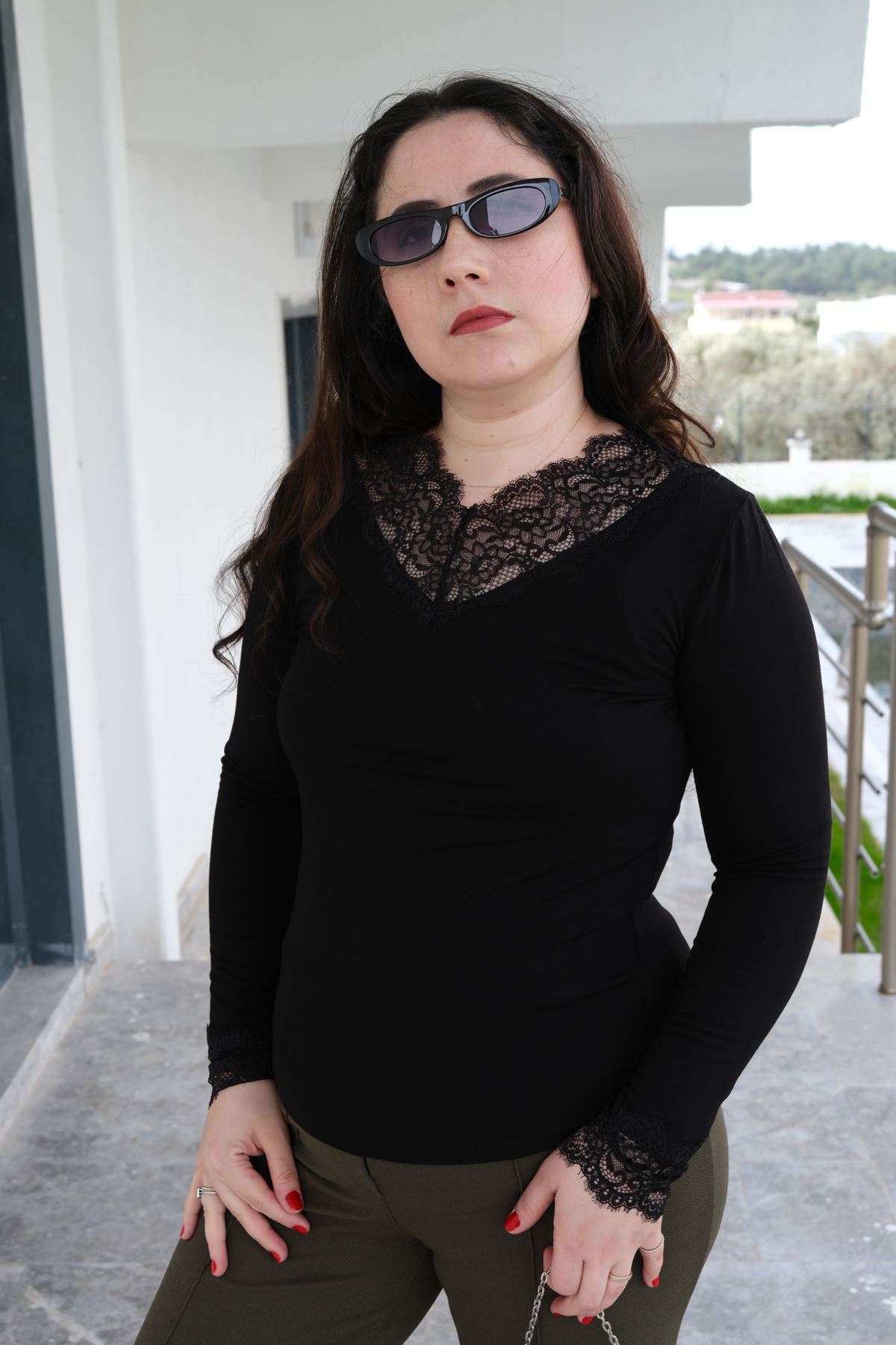 RENKTE GENİŞ KESİM YAKASI DANTELLİ SİYAH BLUZ