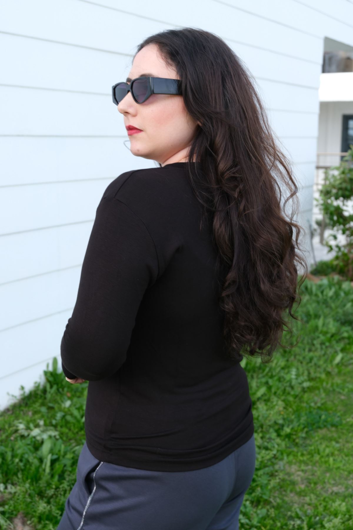 RENKTE BÜYÜK BEDEN V YAKA SİYAH BODY & BLUZ