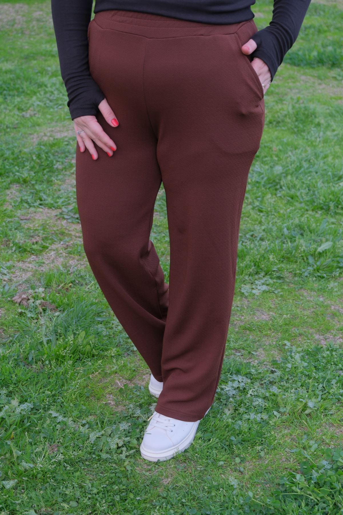 RENKTE TOPARLAYICI YÜKSEK BEL KOYU KAHVERENGİ PANTOLON