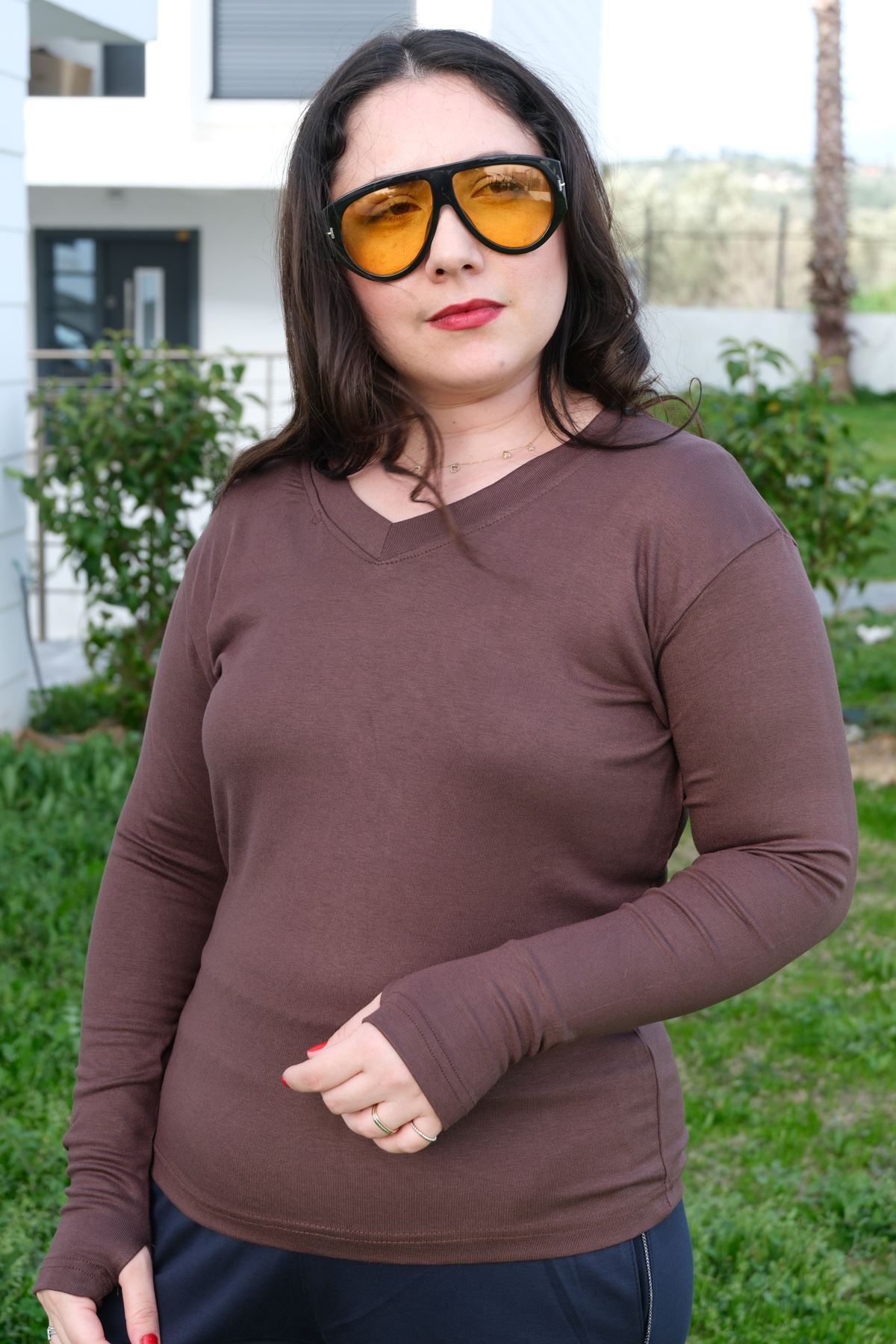 RENKTE BÜYÜK BEDEN V YAKA KAHVERENGİ BODY & BLUZ