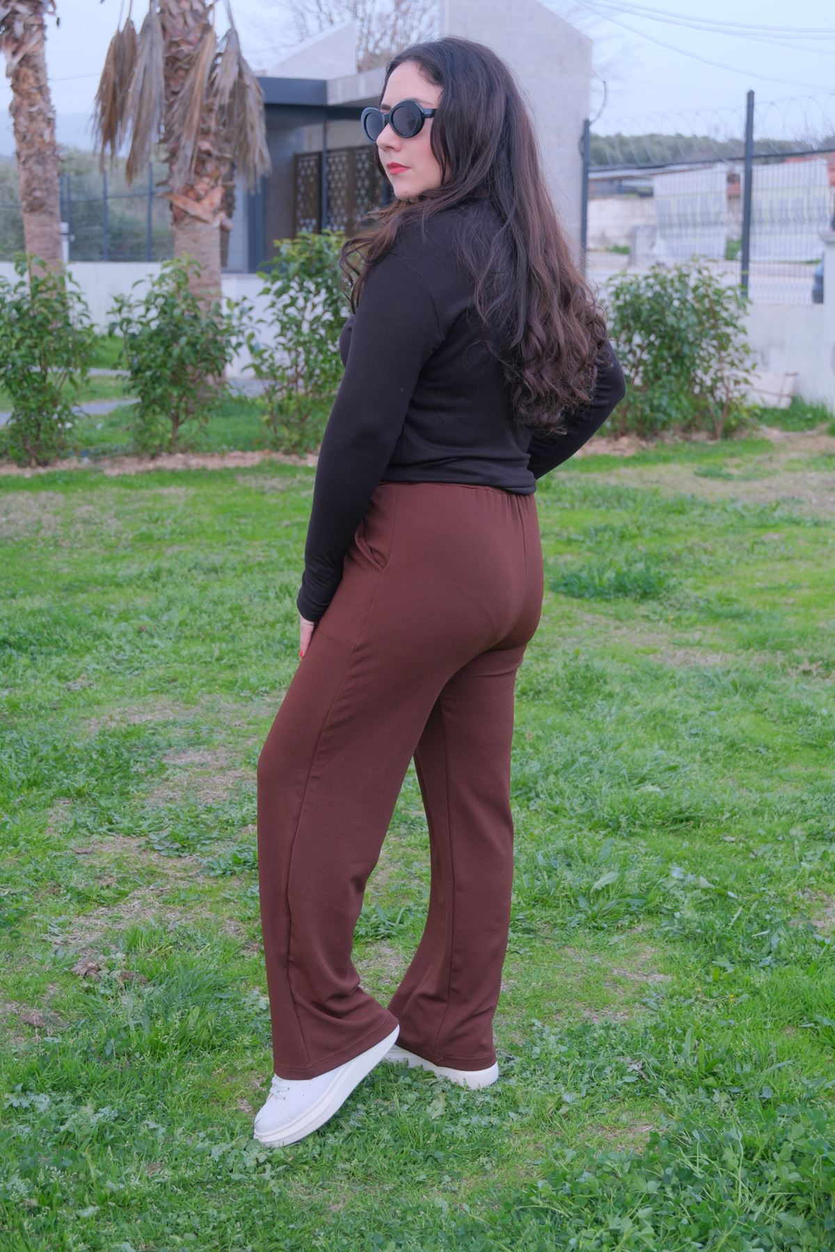 RENKTE TOPARLAYICI YÜKSEK BEL KOYU KAHVERENGİ PANTOLON