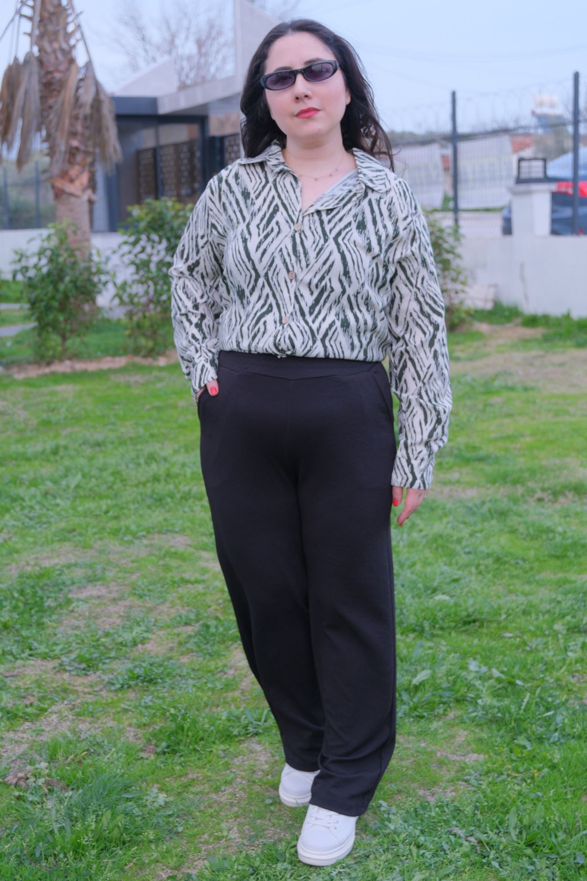 RENKTE TOPARLAYICI YÜKSEK BEL SİYAH PANTOLON