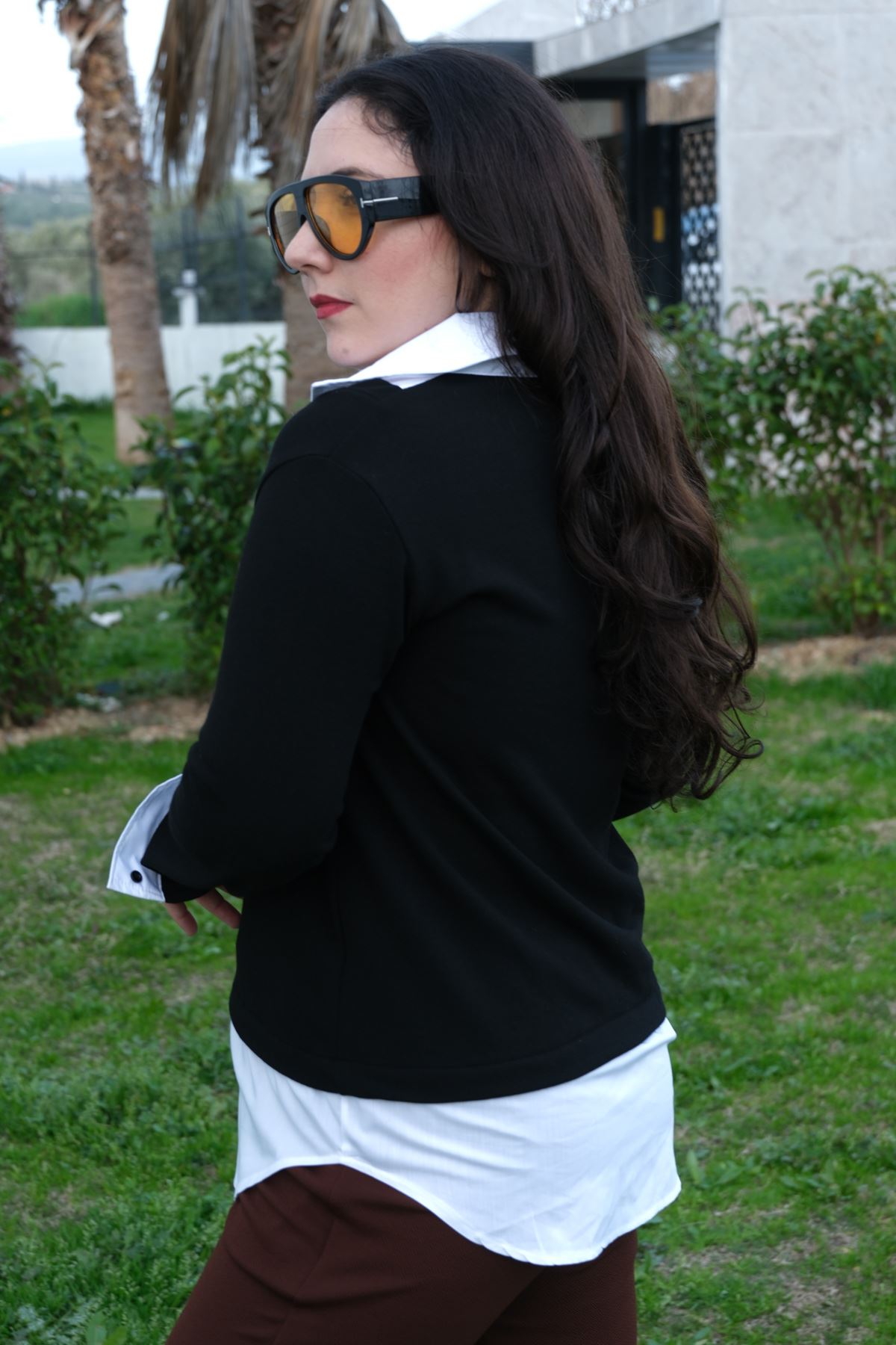 RENKTE GENİŞ KESİM GÖMLEK ÇIKMALI SİYAH BLUZ