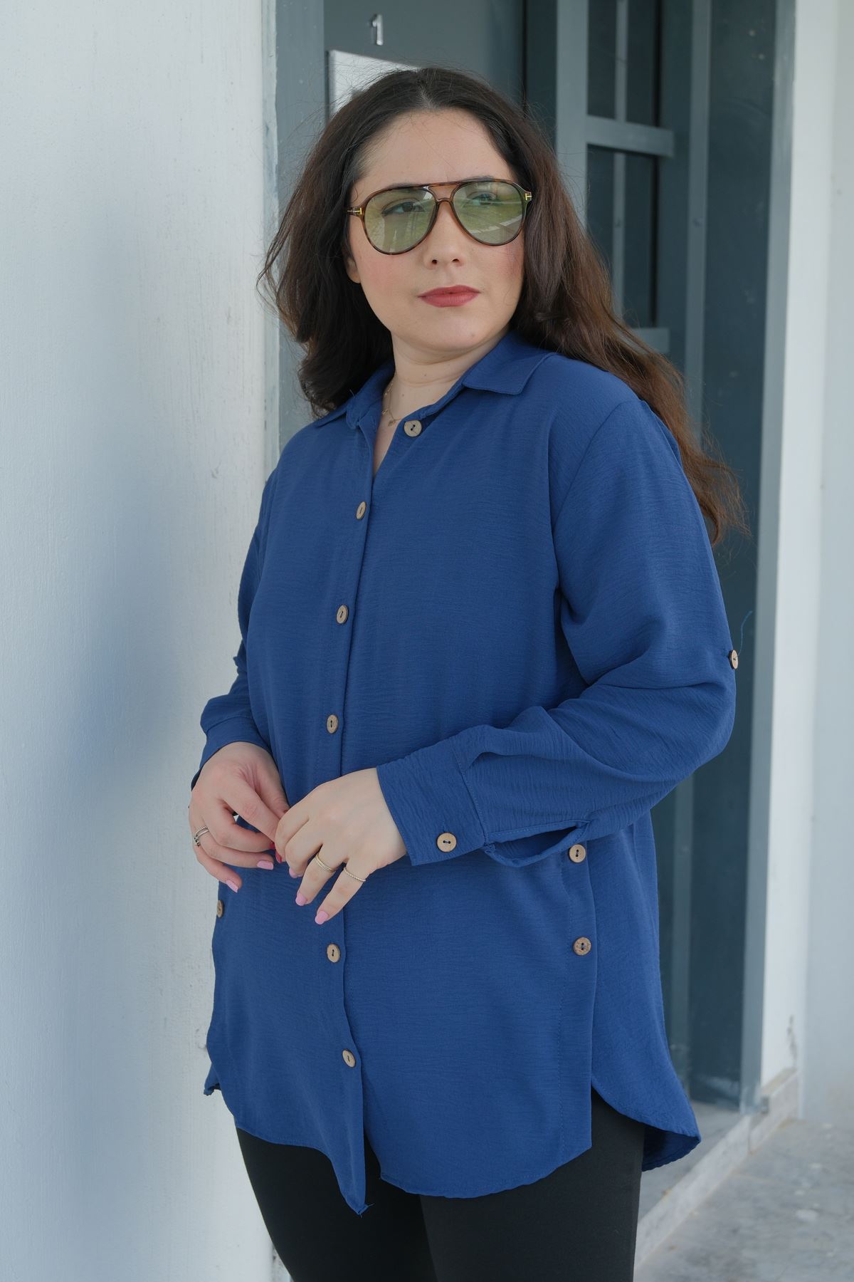 RENKTE BÜYÜK BEDEN YANLARI PATLI DÜĞMELİ İNDİGO GÖMLEK