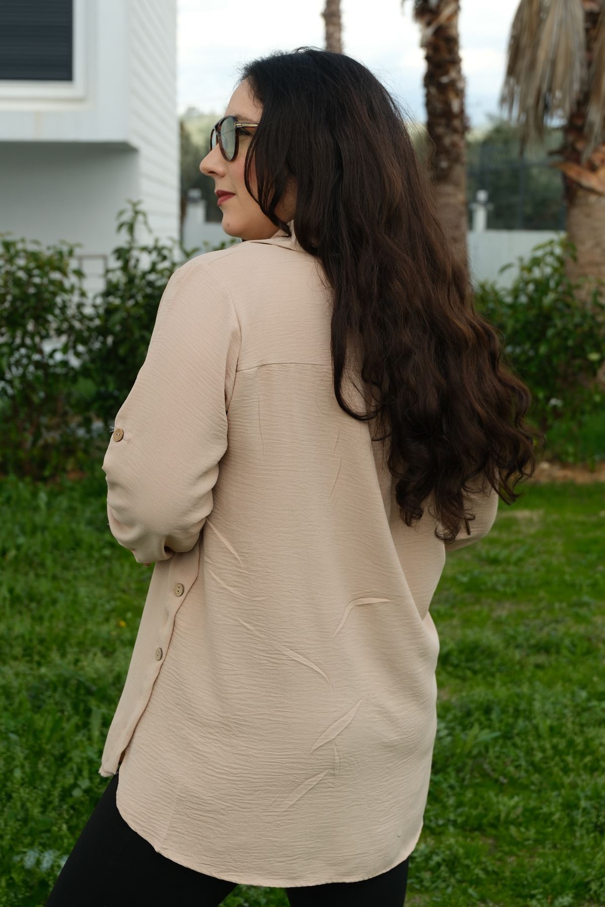 RENKTE BÜYÜK BEDEN YANLARI PATLI DÜĞMELİ VİZON GÖMLEK