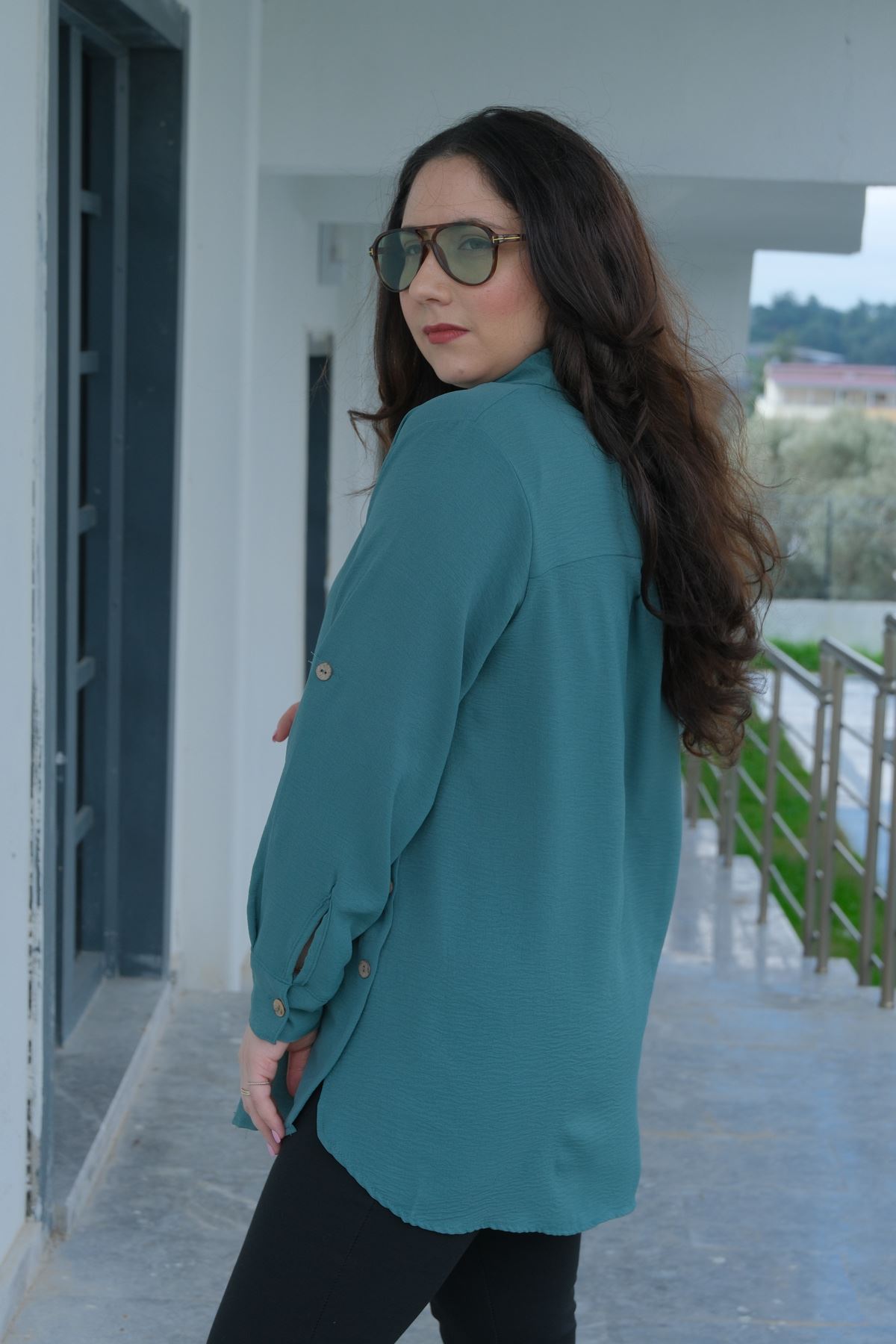 RENKTE BÜYÜK BEDEN YANLARI PATLI DÜĞMELİ YEŞİL GÖMLEK