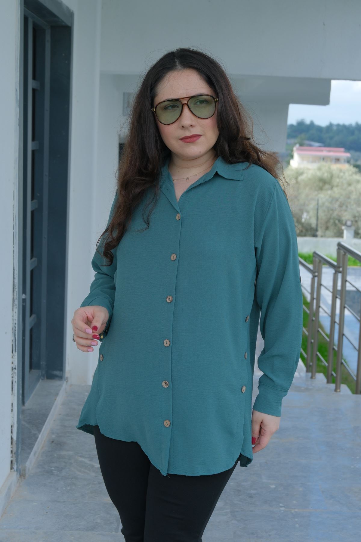 RENKTE BÜYÜK BEDEN YANLARI PATLI DÜĞMELİ YEŞİL GÖMLEK