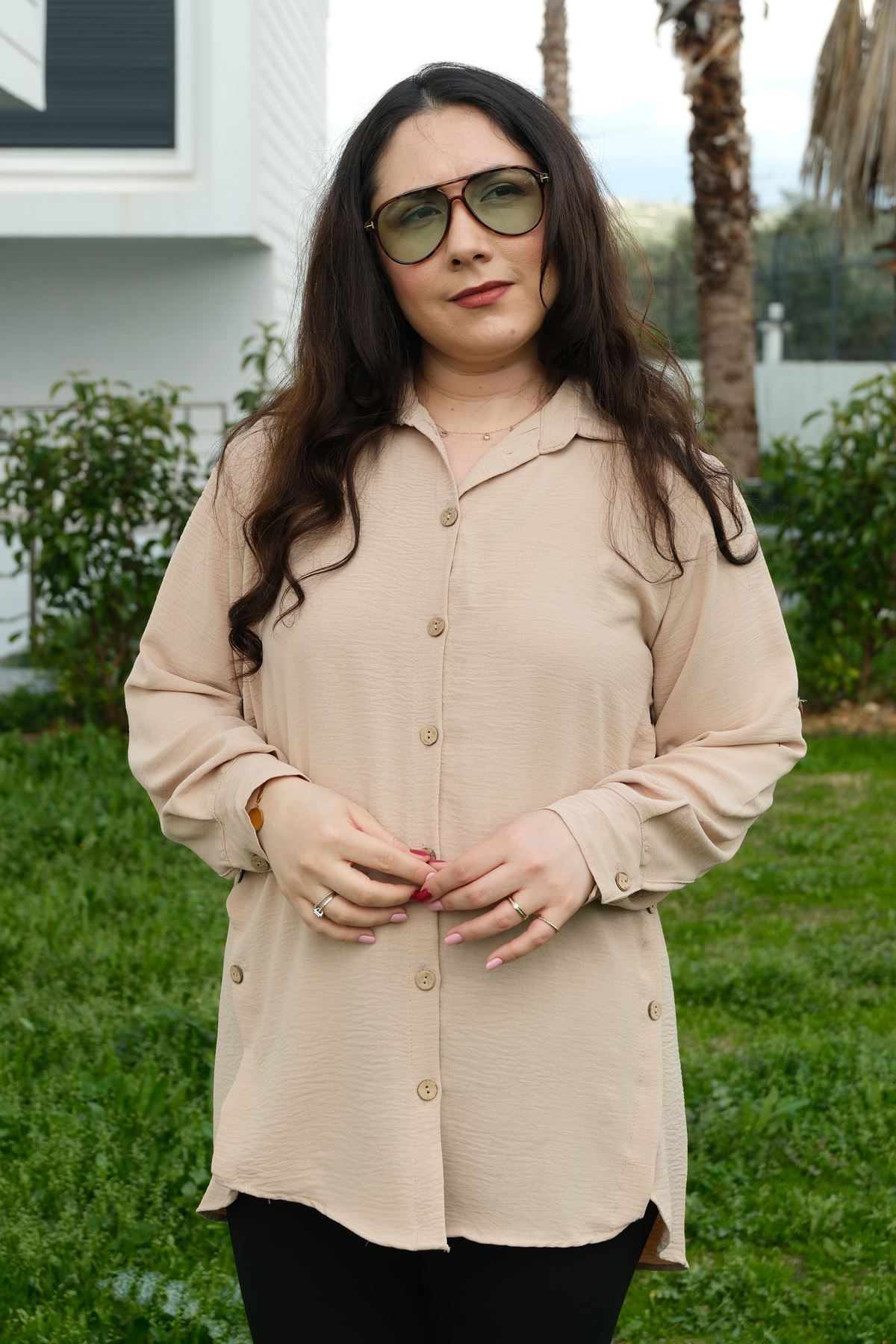 RENKTE BÜYÜK BEDEN YANLARI PATLI DÜĞMELİ VİZON GÖMLEK