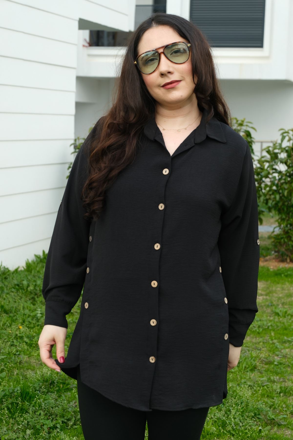 RENKTE BÜYÜK BEDEN YANLARI PATLI DÜĞMELİ SİYAH GÖMLEK