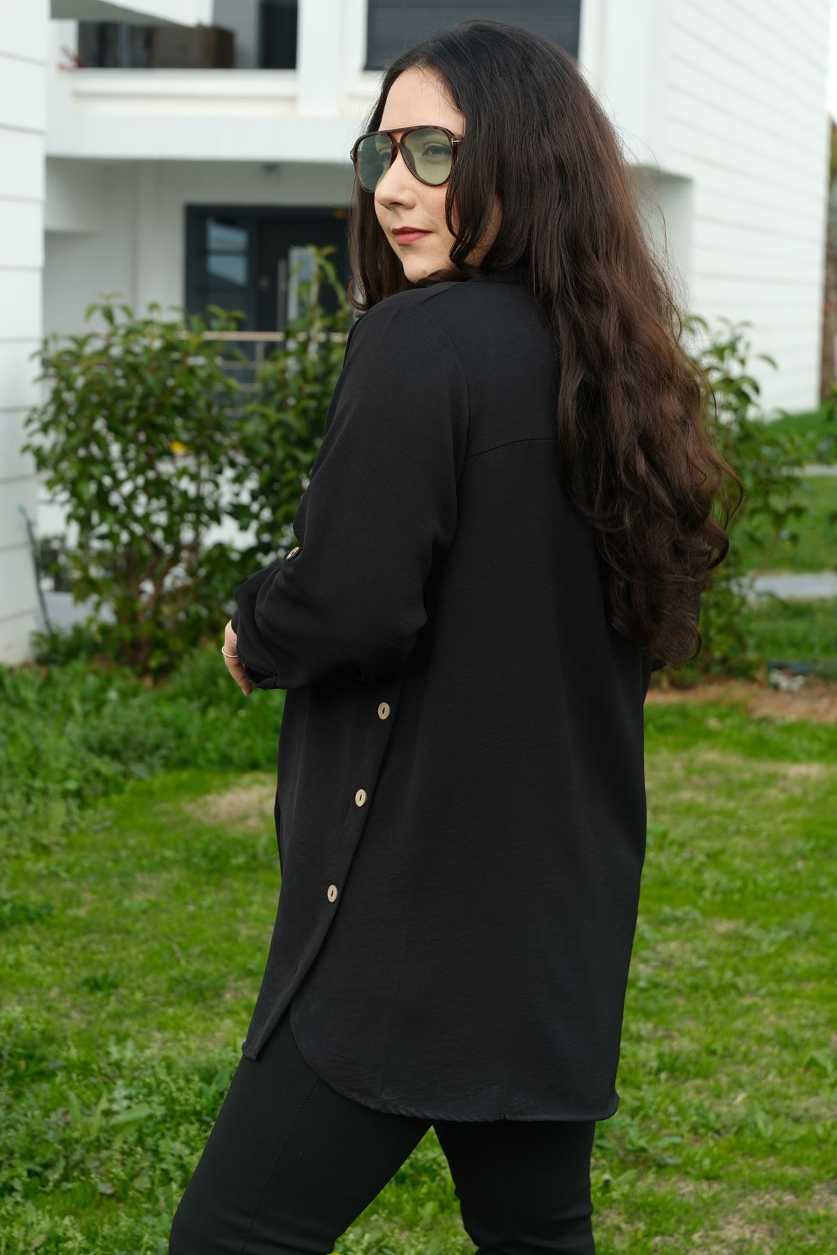 RENKTE BÜYÜK BEDEN YANLARI PATLI DÜĞMELİ SİYAH GÖMLEK