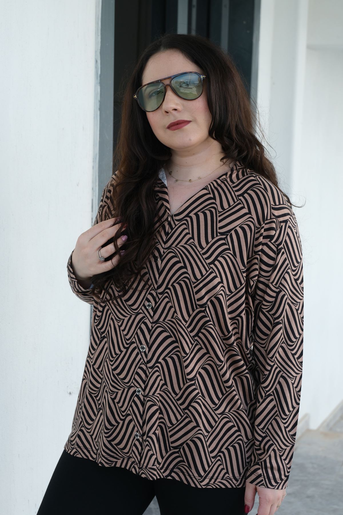 RENKTE BÜYÜK BEDEN DESENLİ DÜĞMELİ ESNEK GÖMLEK&BLUZ