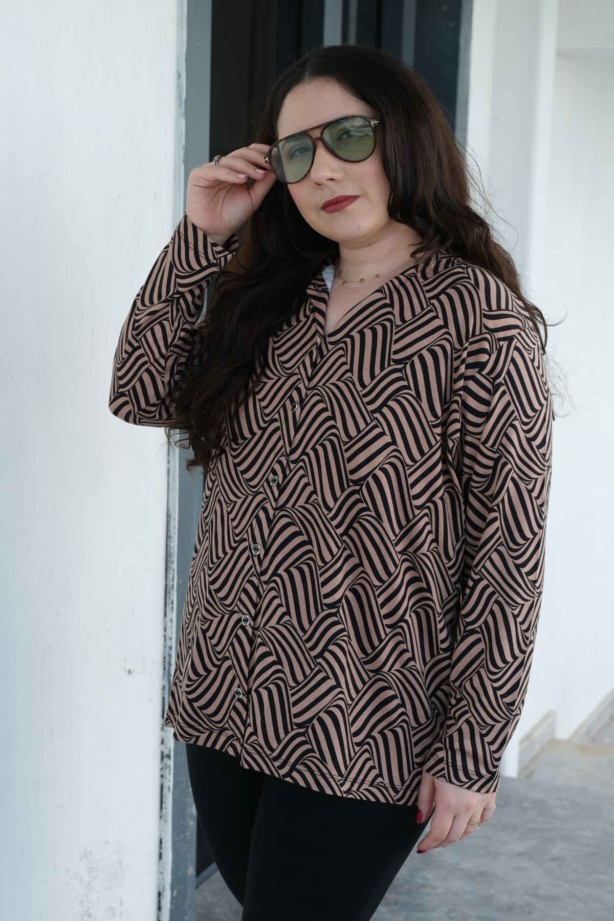 RENKTE BÜYÜK BEDEN DESENLİ DÜĞMELİ ESNEK GÖMLEK&BLUZ