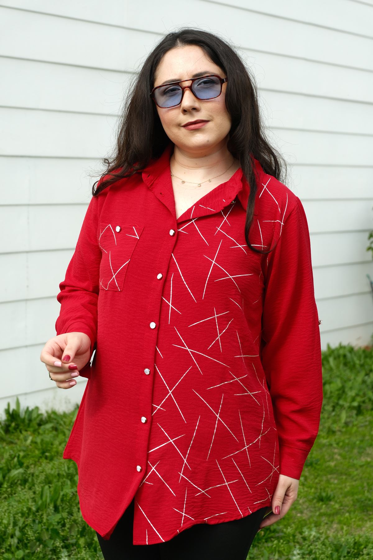 RENKTE BÜYÜK BEDEN CEPLİ VARAK DETAY DÜĞMELİ KIRMIZI GÖMLEK